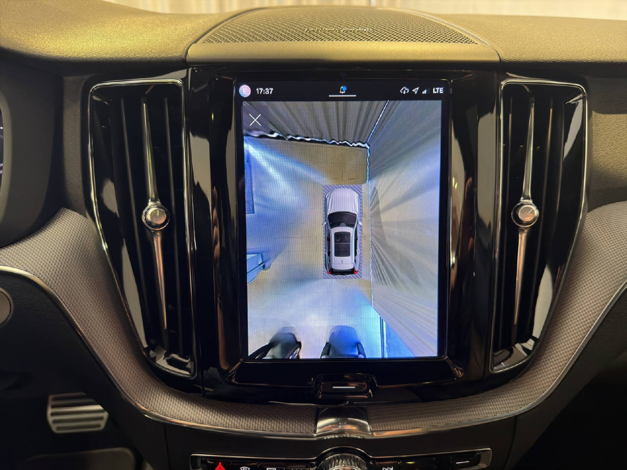 VOLVO XC60 2.0 T8 TE R-Design eAWD-image-10
