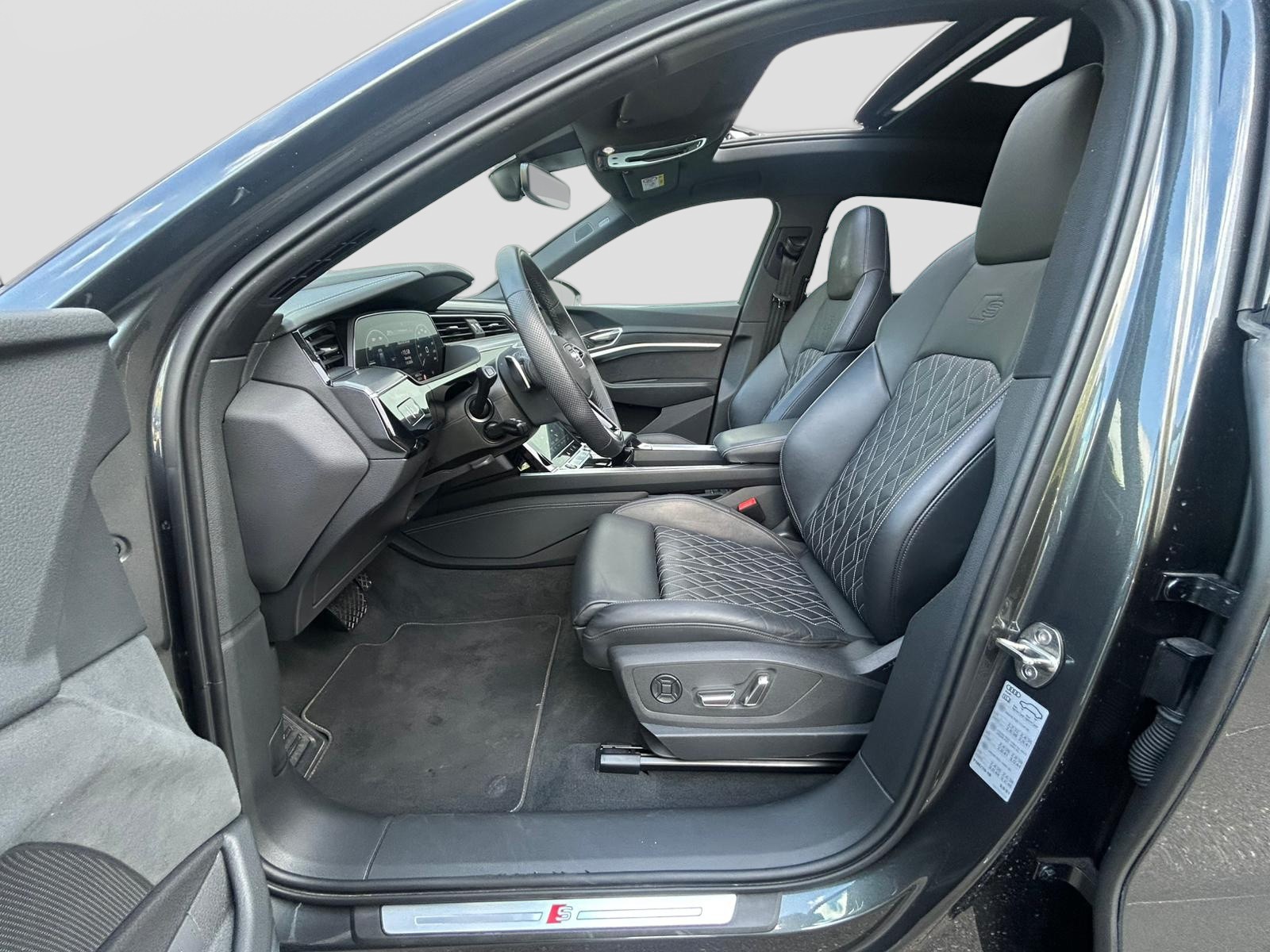 AUDI e-tron S Sportback quattro-image-4