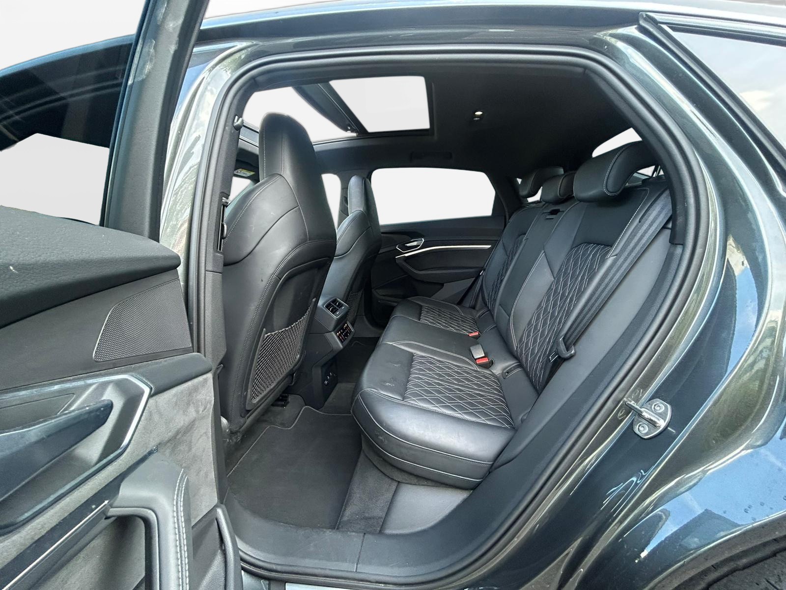 AUDI e-tron S Sportback quattro-image-6