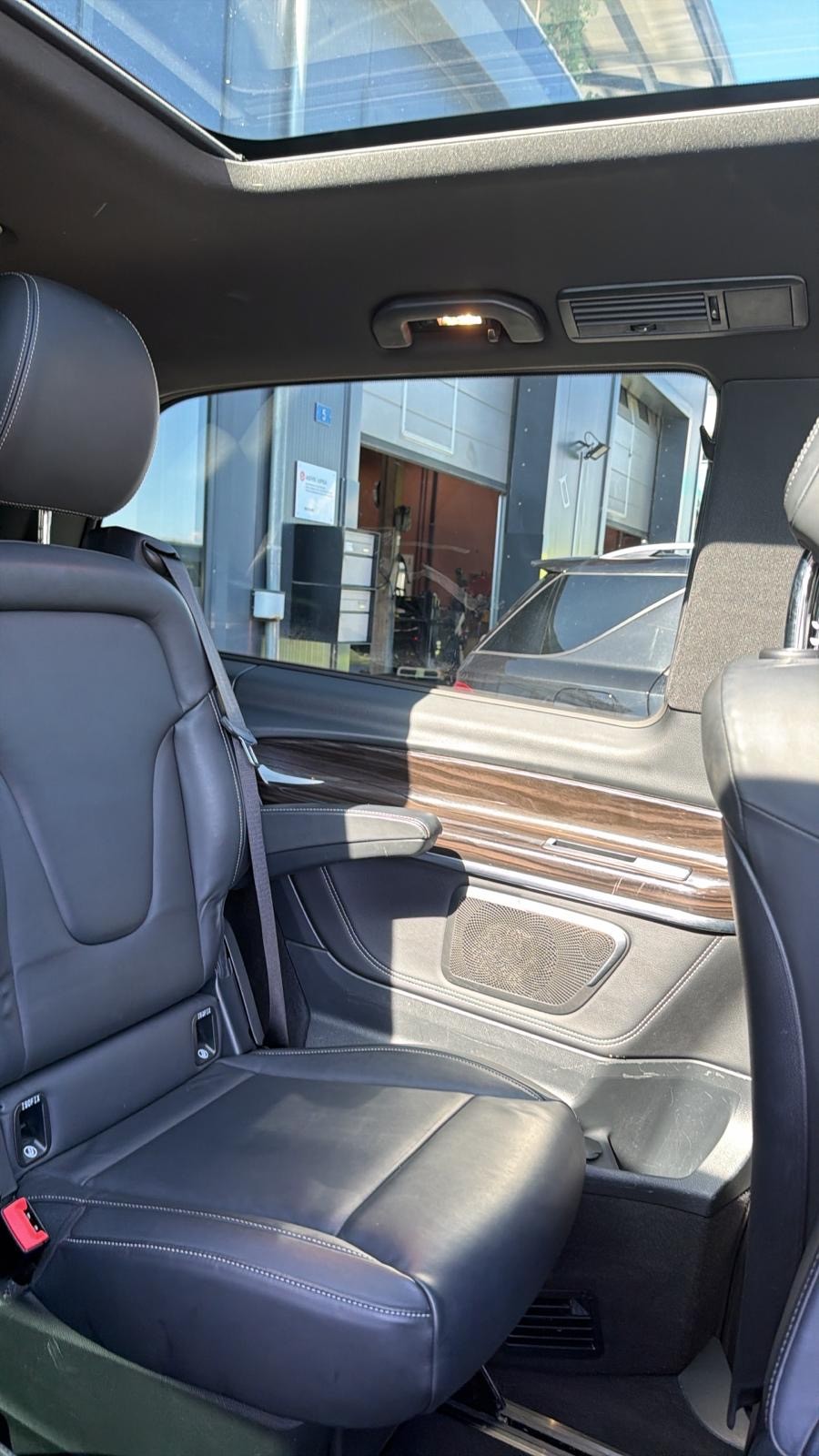MERCEDES-BENZ V 300 d Avantgarde kompakt 4Matic 9G-Tronic-image-22