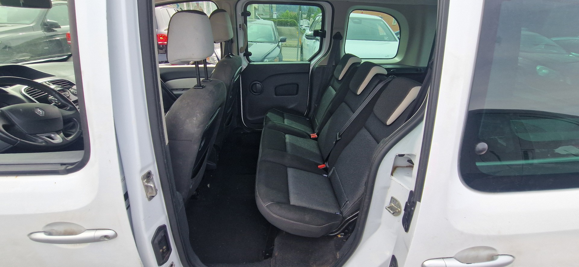 RENAULT Kangoo 1.6 16V Swiss Edition Automatic-image-6