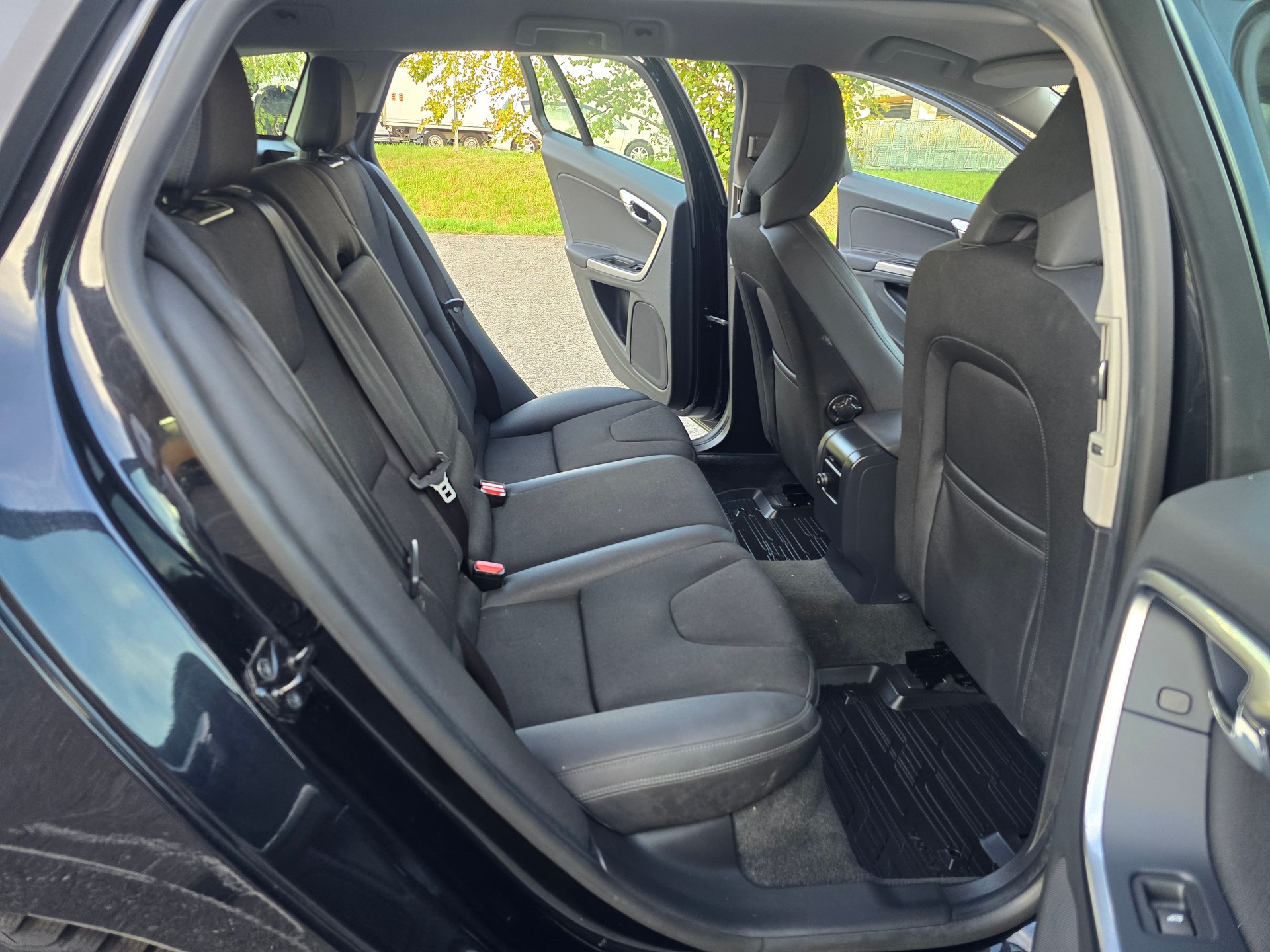 VOLVO V60 T3-image-14