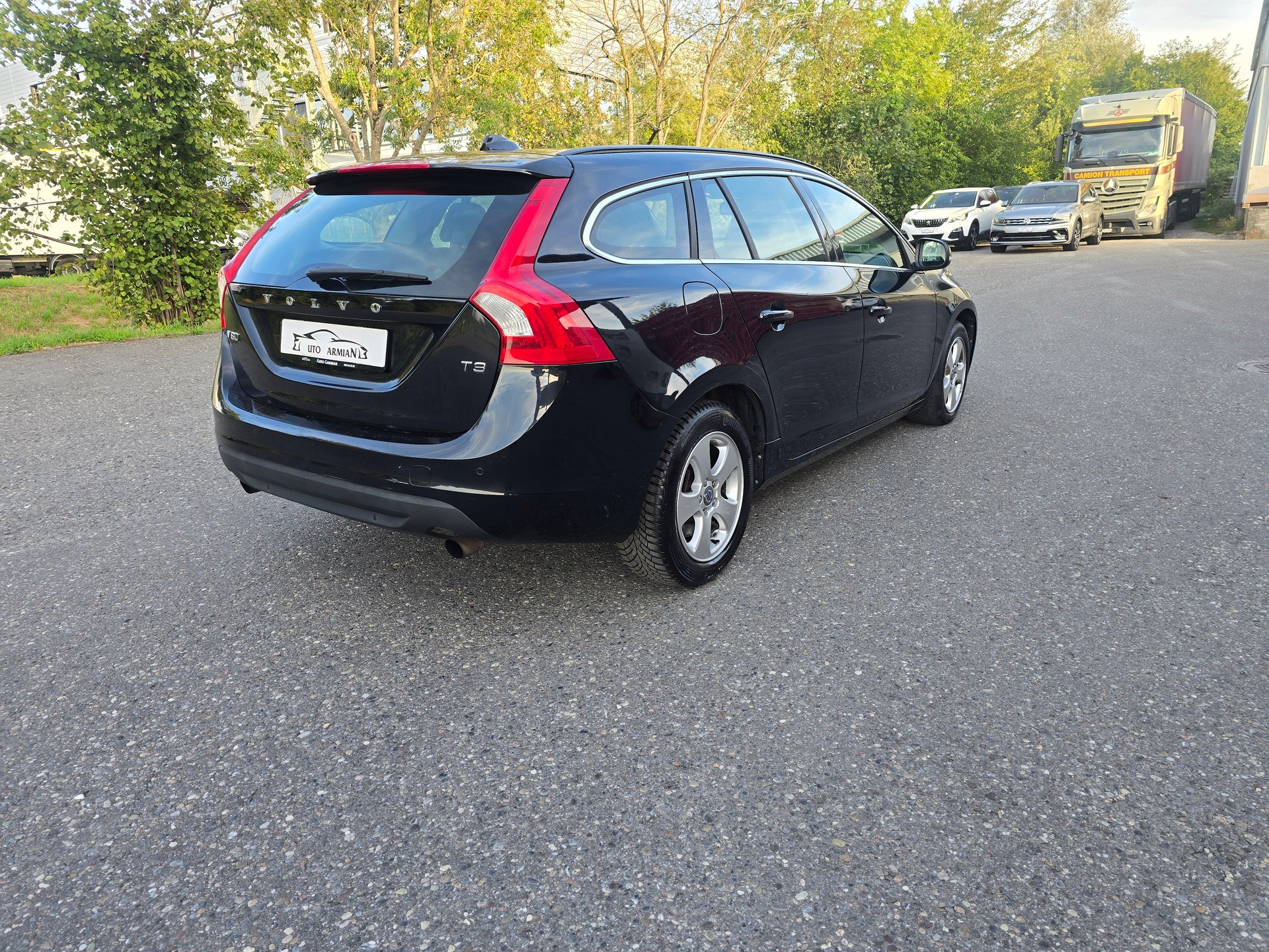 VOLVO V60 T3-image-4