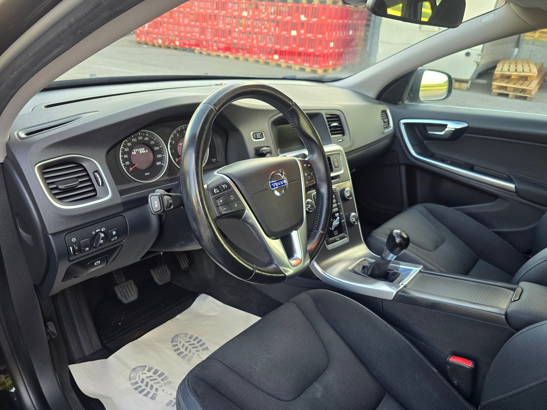 VOLVO V60 T3-image-10