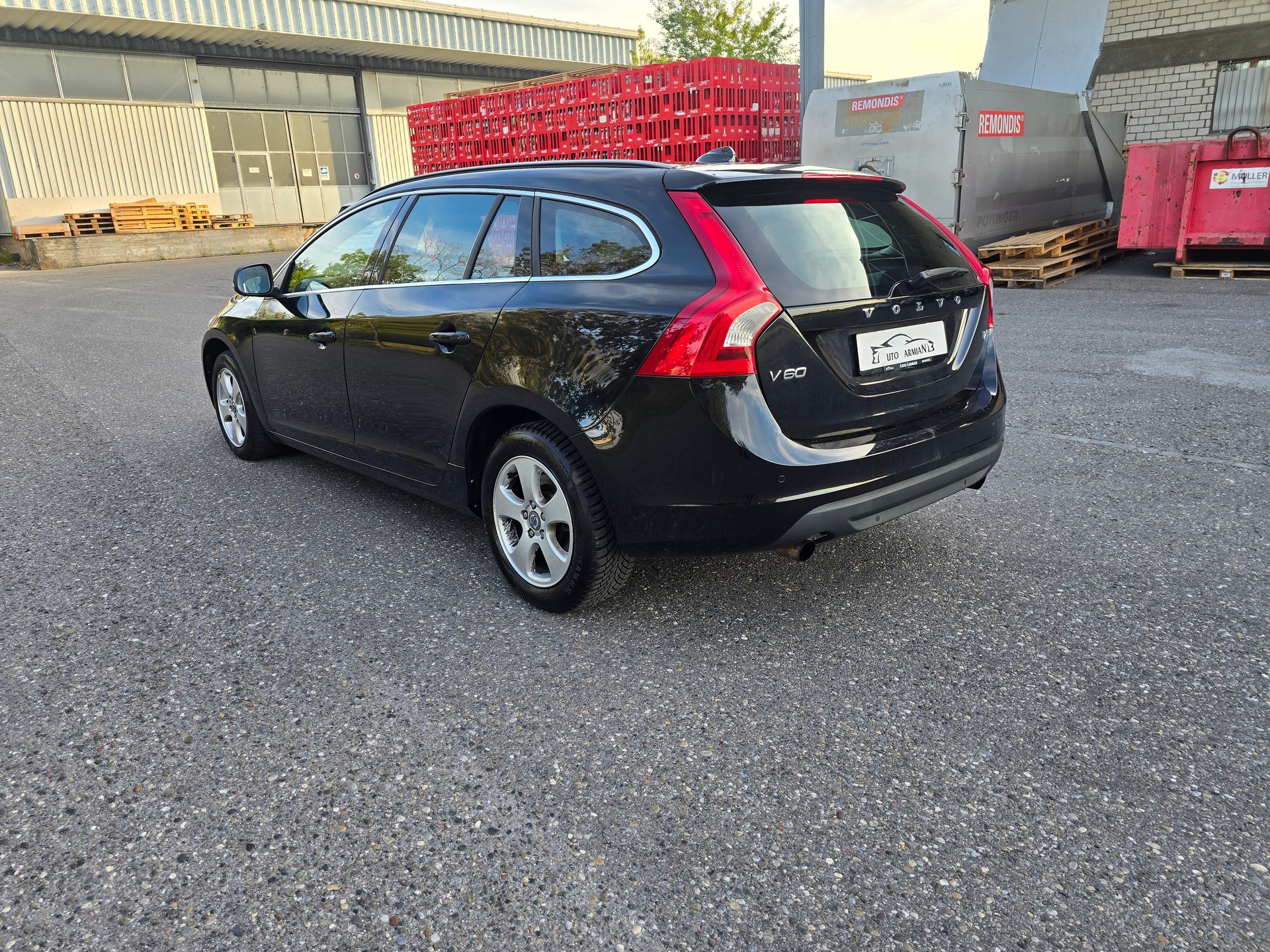 VOLVO V60 T3-image-5