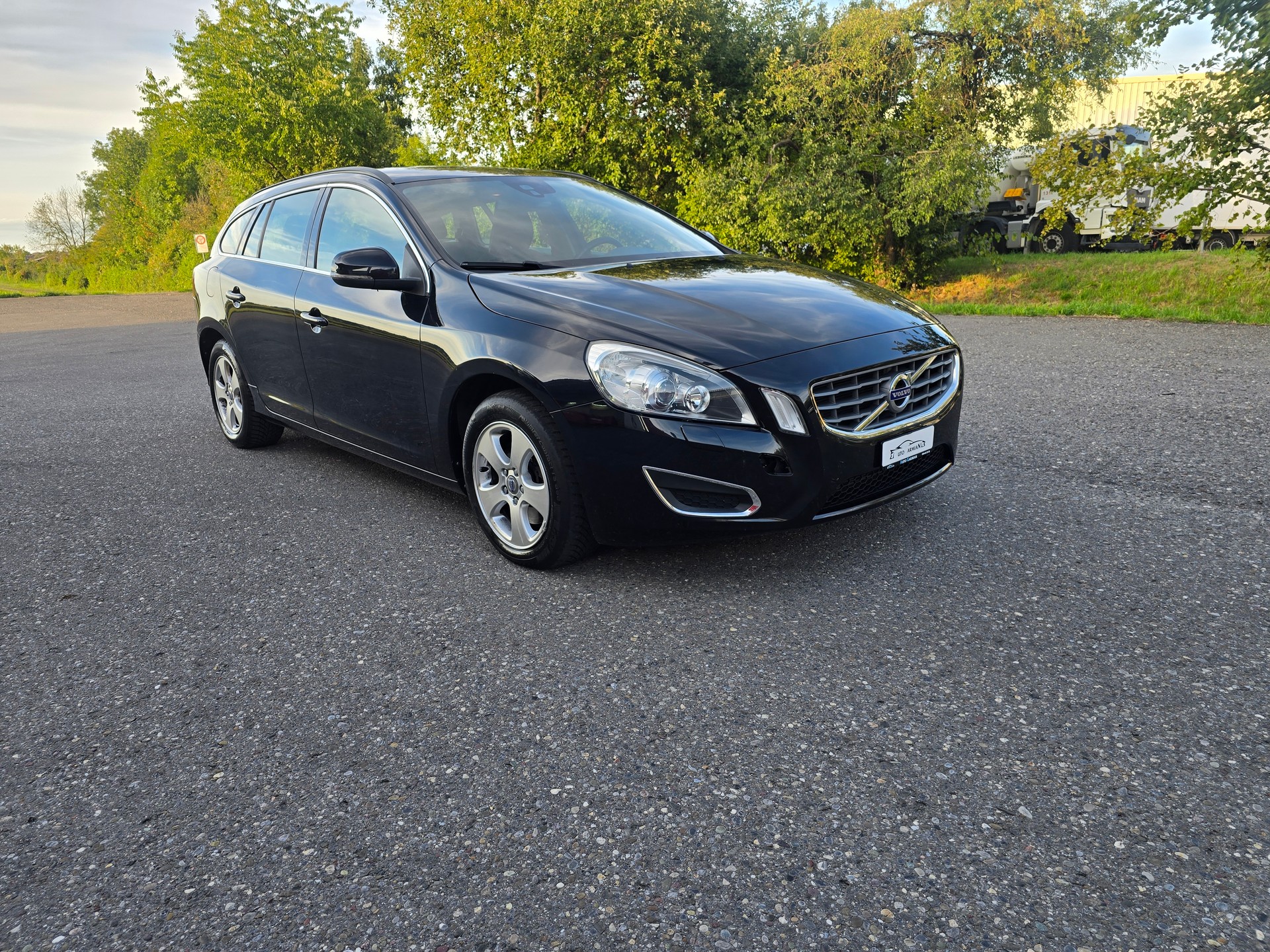 VOLVO V60 T3-image-1
