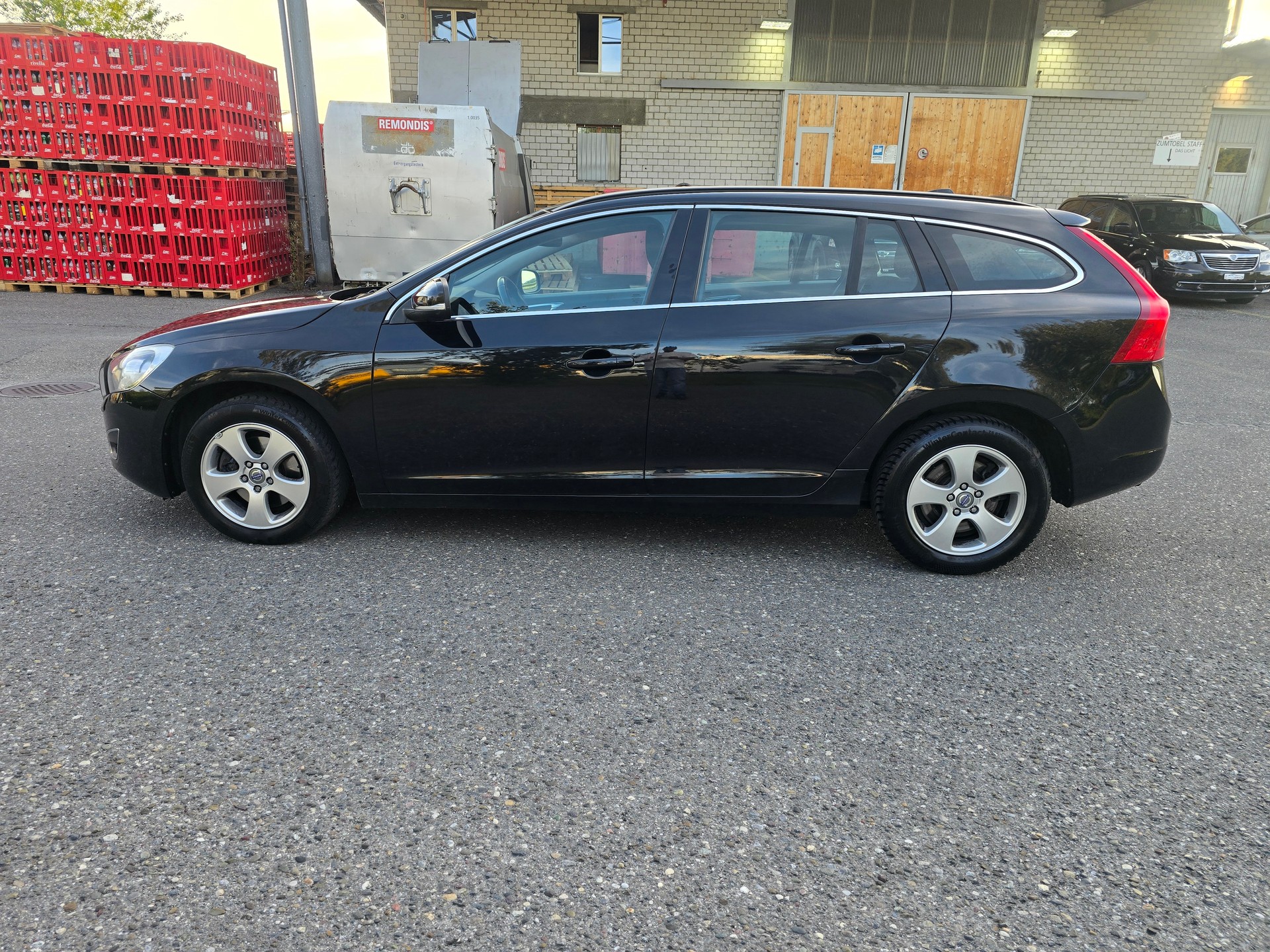 VOLVO V60 T3-image-8