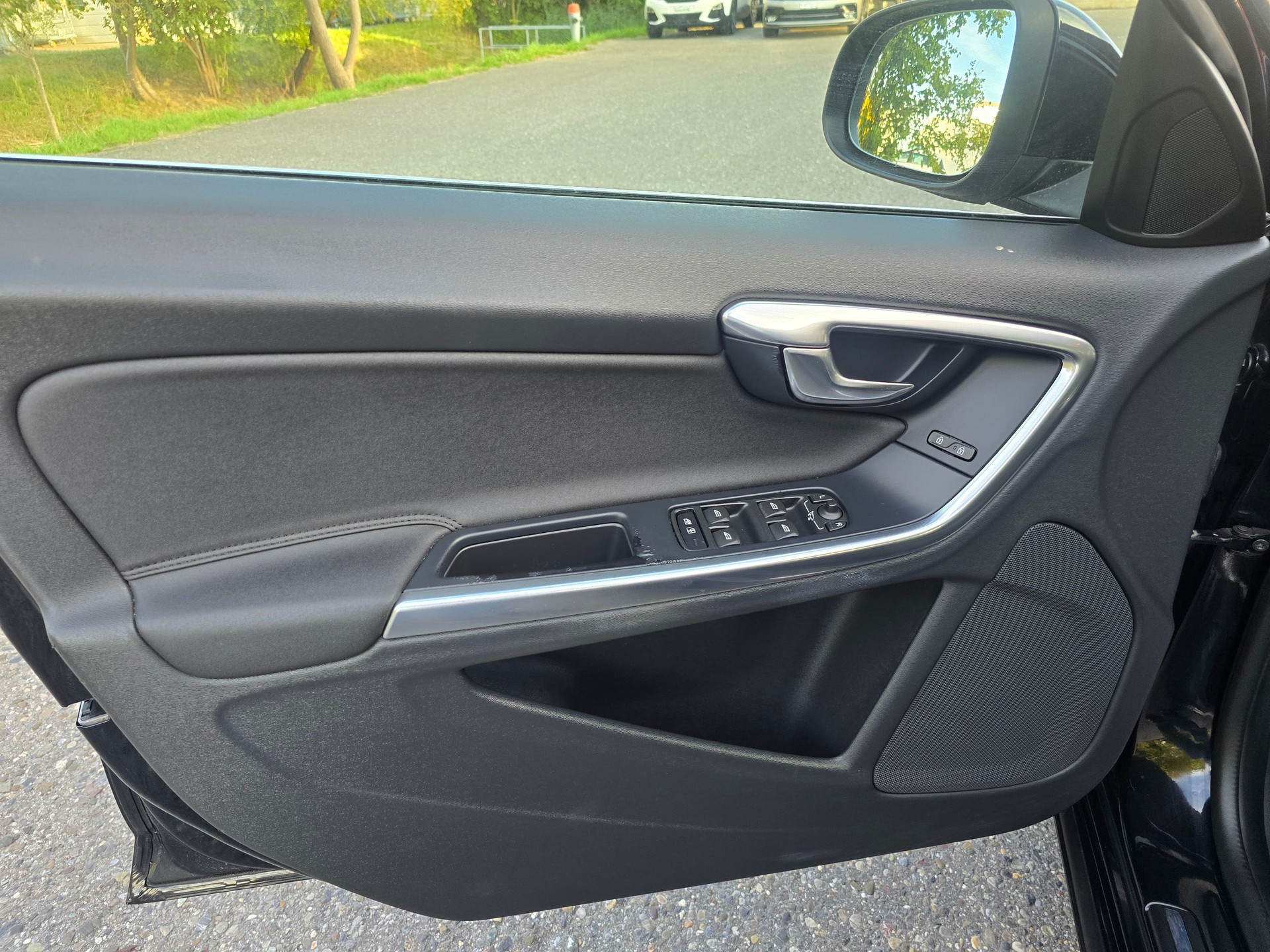 VOLVO V60 T3-image-11