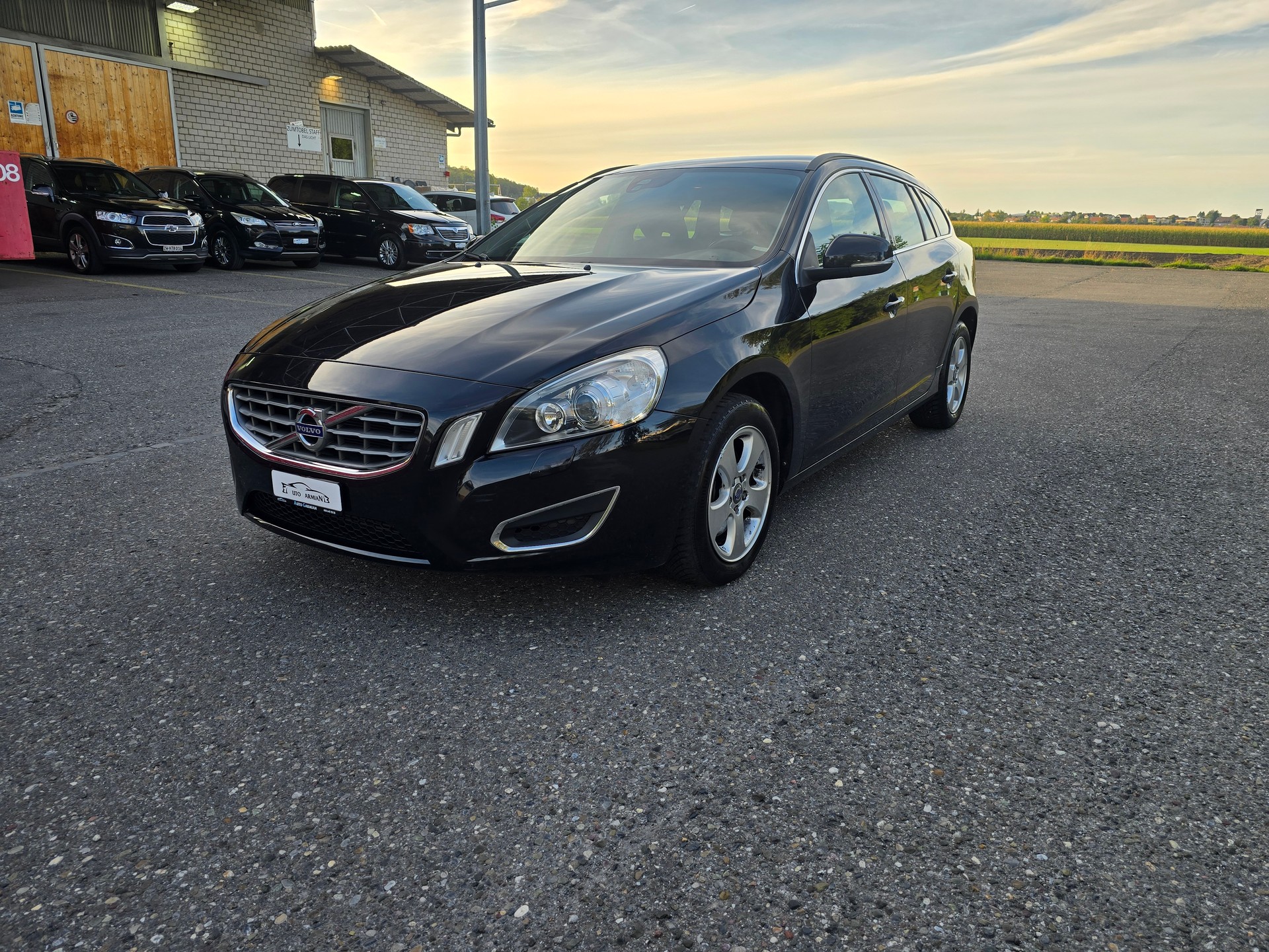 VOLVO V60 T3-image-2
