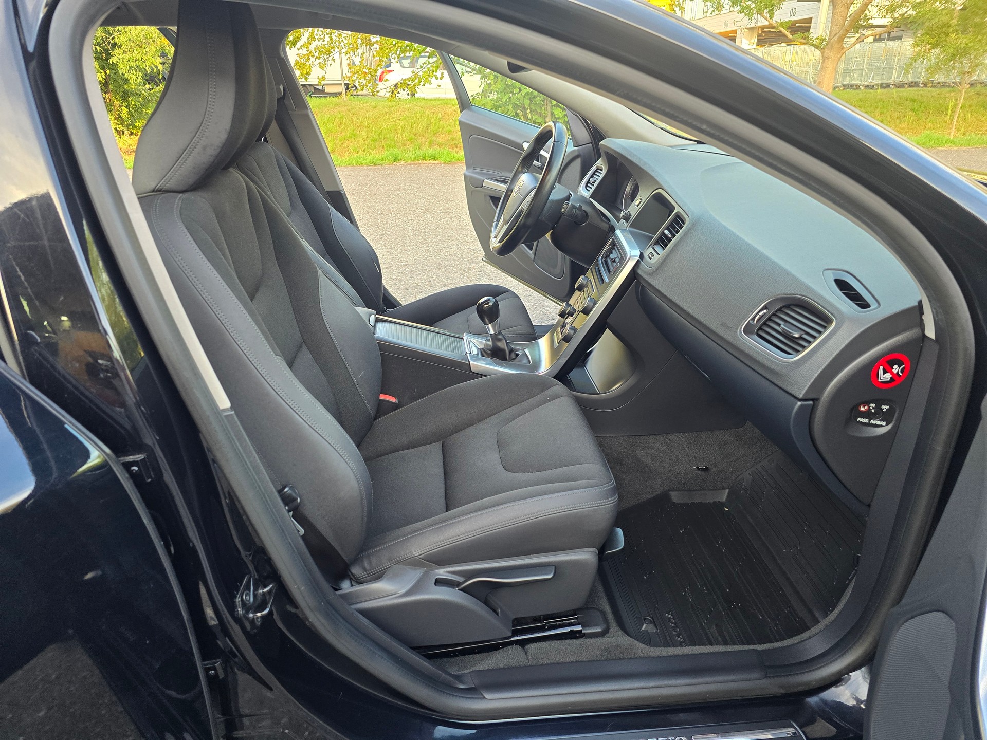 VOLVO V60 T3-image-13