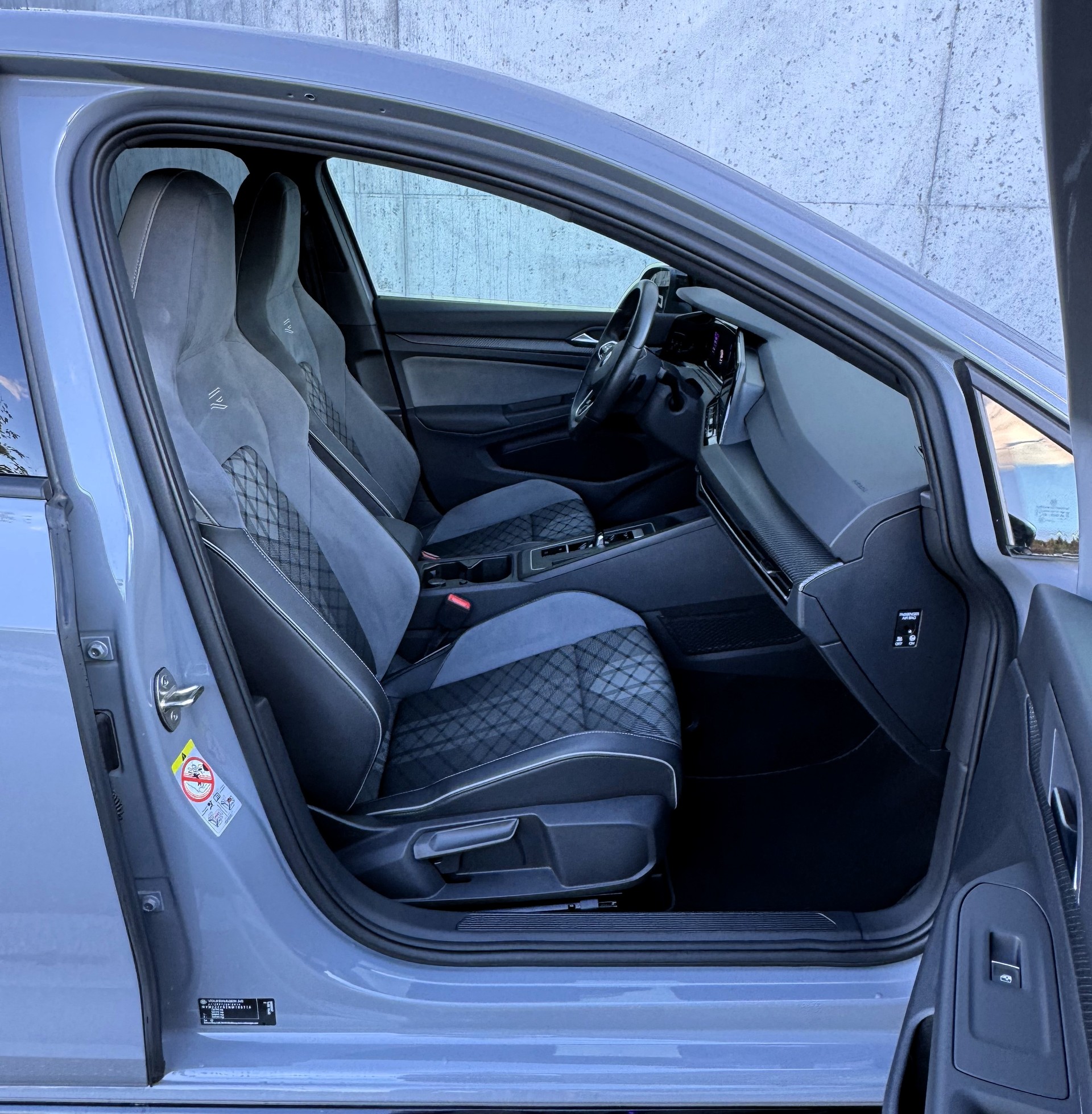 VW Golf 1.5 eTSI mHEV ACT R-Line DSG CH FZ | Regelmässige Servicehistorie | gepflegt-image-14