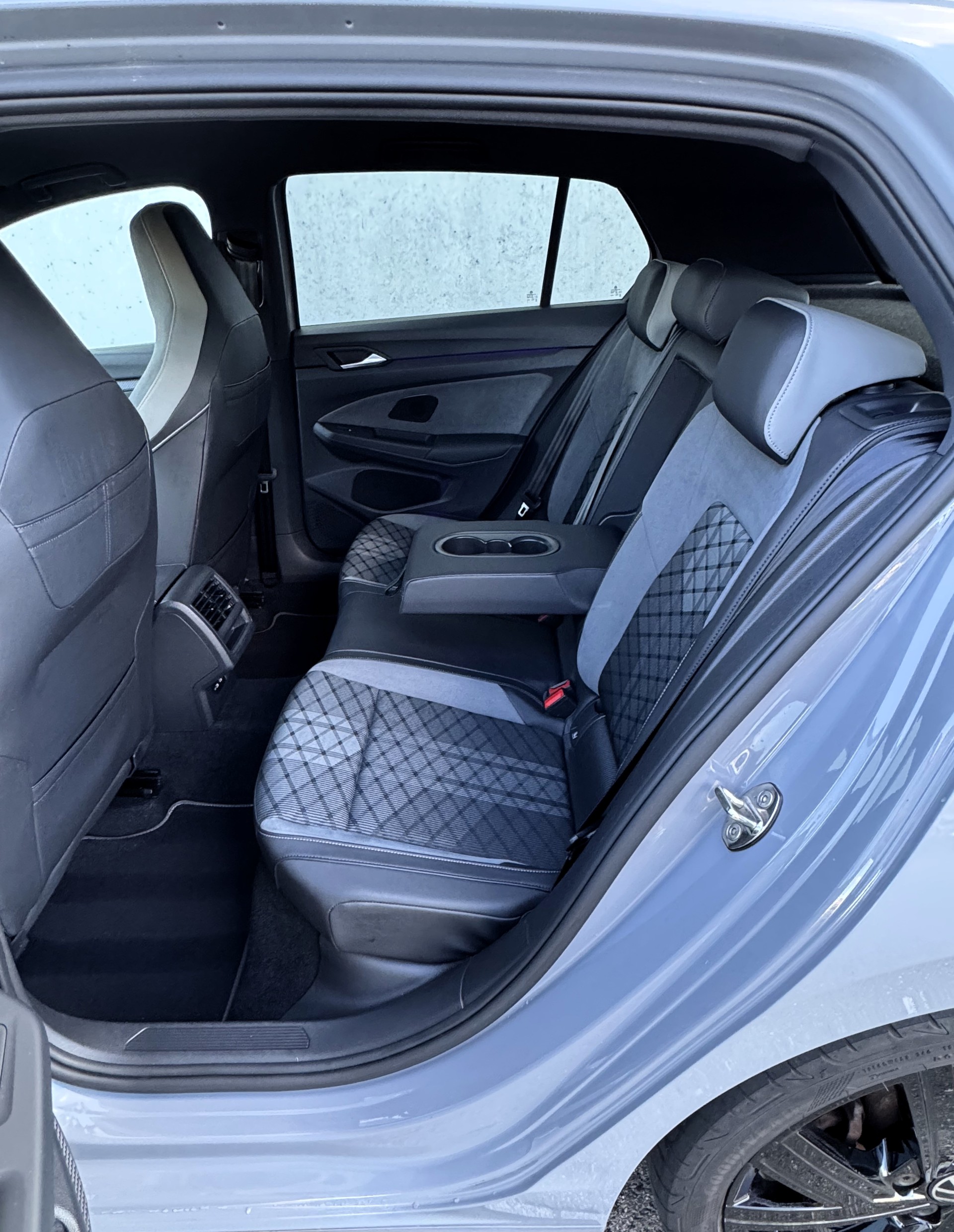 VW Golf 1.5 eTSI mHEV ACT R-Line DSG CH FZ | Regelmässige Servicehistorie | gepflegt-image-9