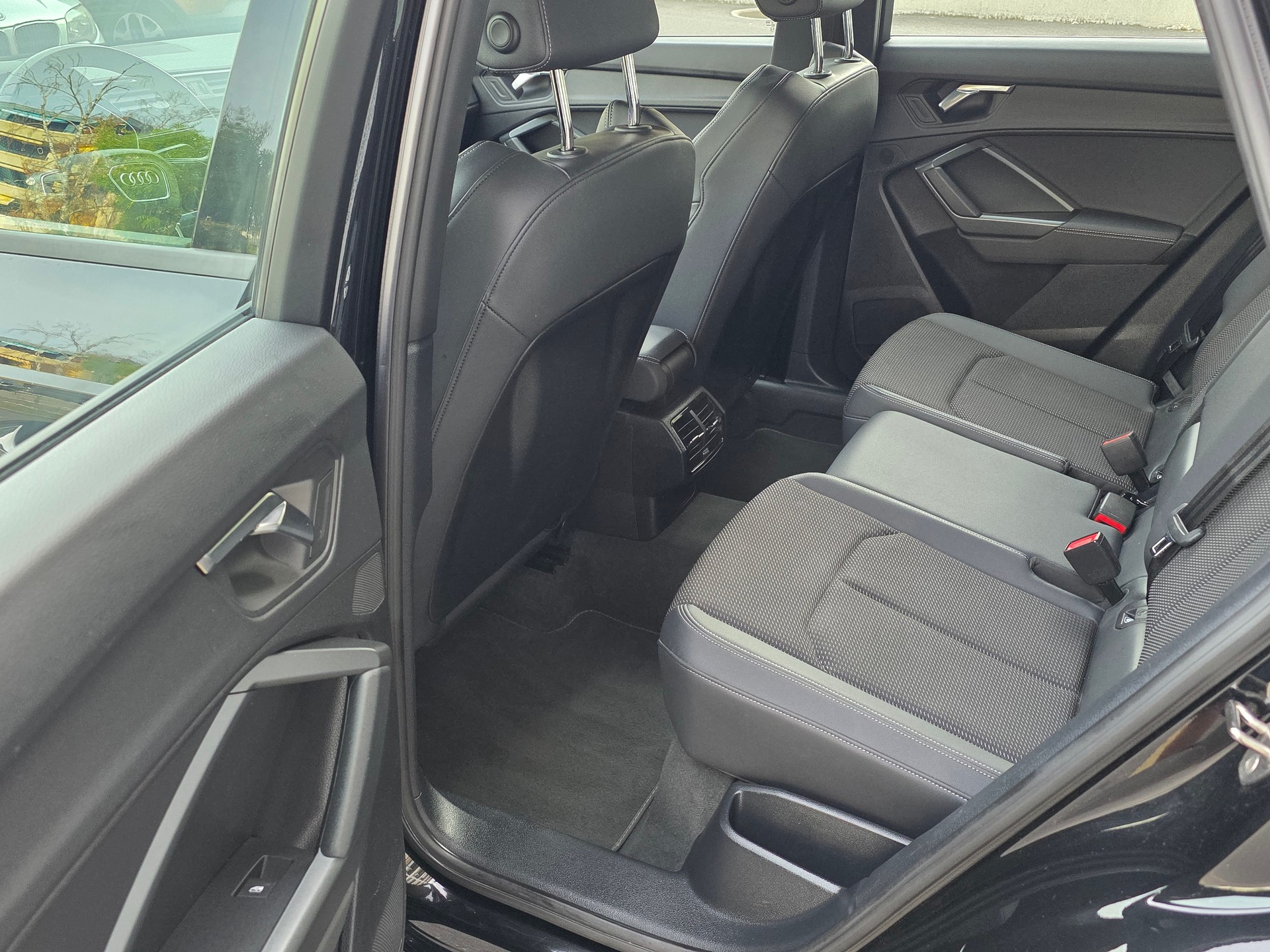 AUDI Q3 Sportback 35 TDI S line quattro S-tronic-image-12