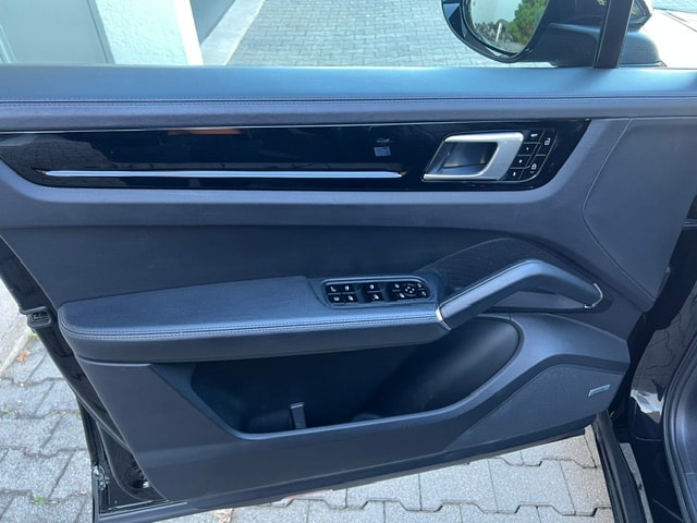 PORSCHE Cayenne Coupé E-Hybrid-image-6