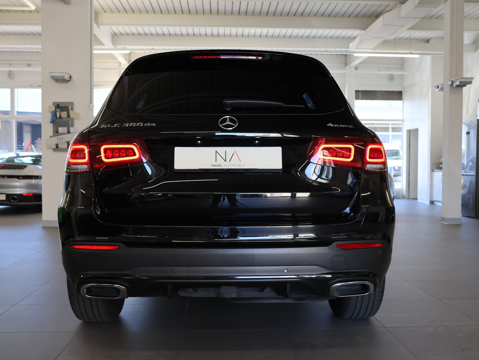 MERCEDES-BENZ GLC 300 de AMG Line 4Matic 9G-Tronic-image-4