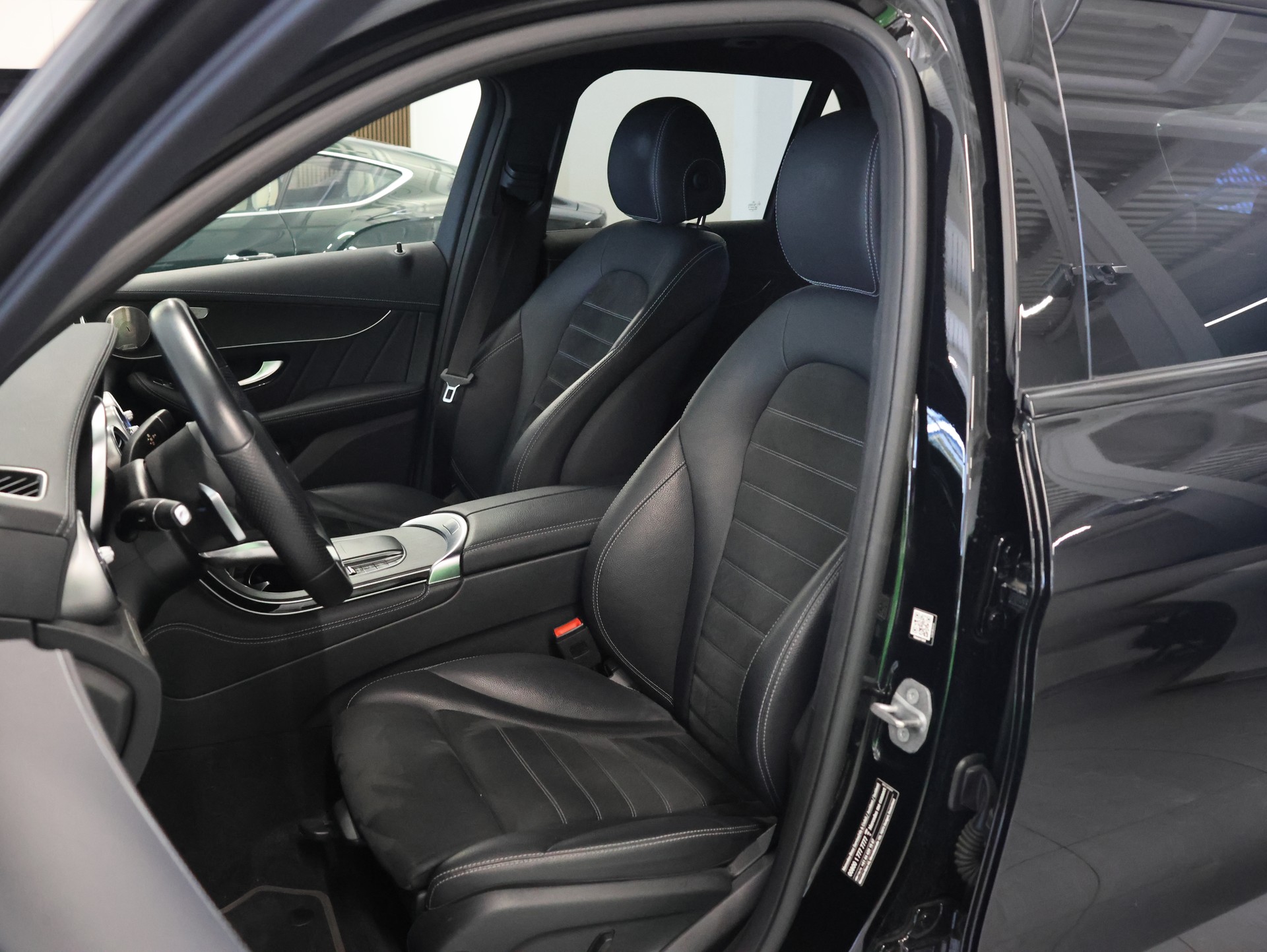 MERCEDES-BENZ GLC 300 de AMG Line 4Matic 9G-Tronic-image-10