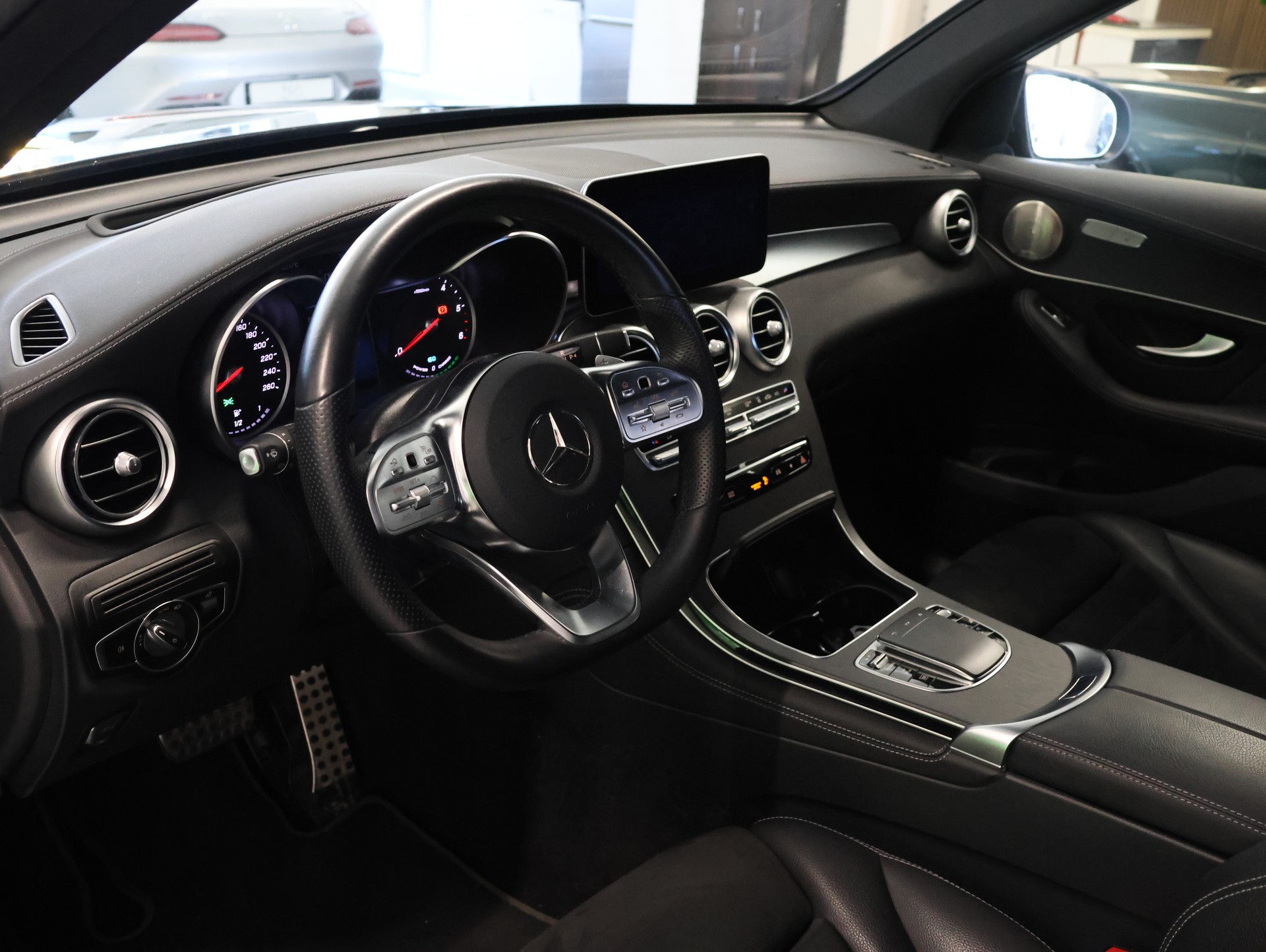 MERCEDES-BENZ GLC 300 de AMG Line 4Matic 9G-Tronic-image-9