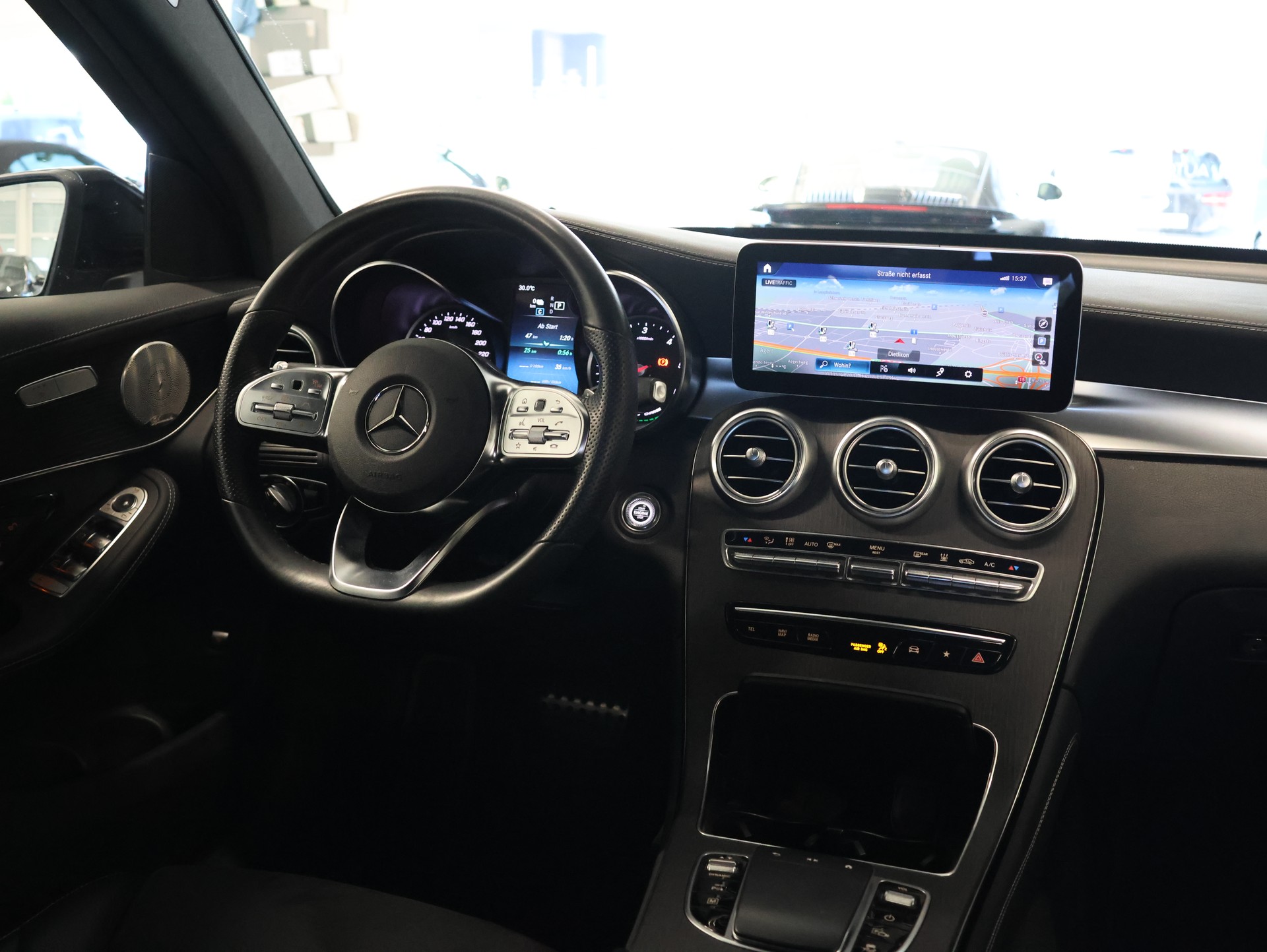 MERCEDES-BENZ GLC 300 de AMG Line 4Matic 9G-Tronic-image-15