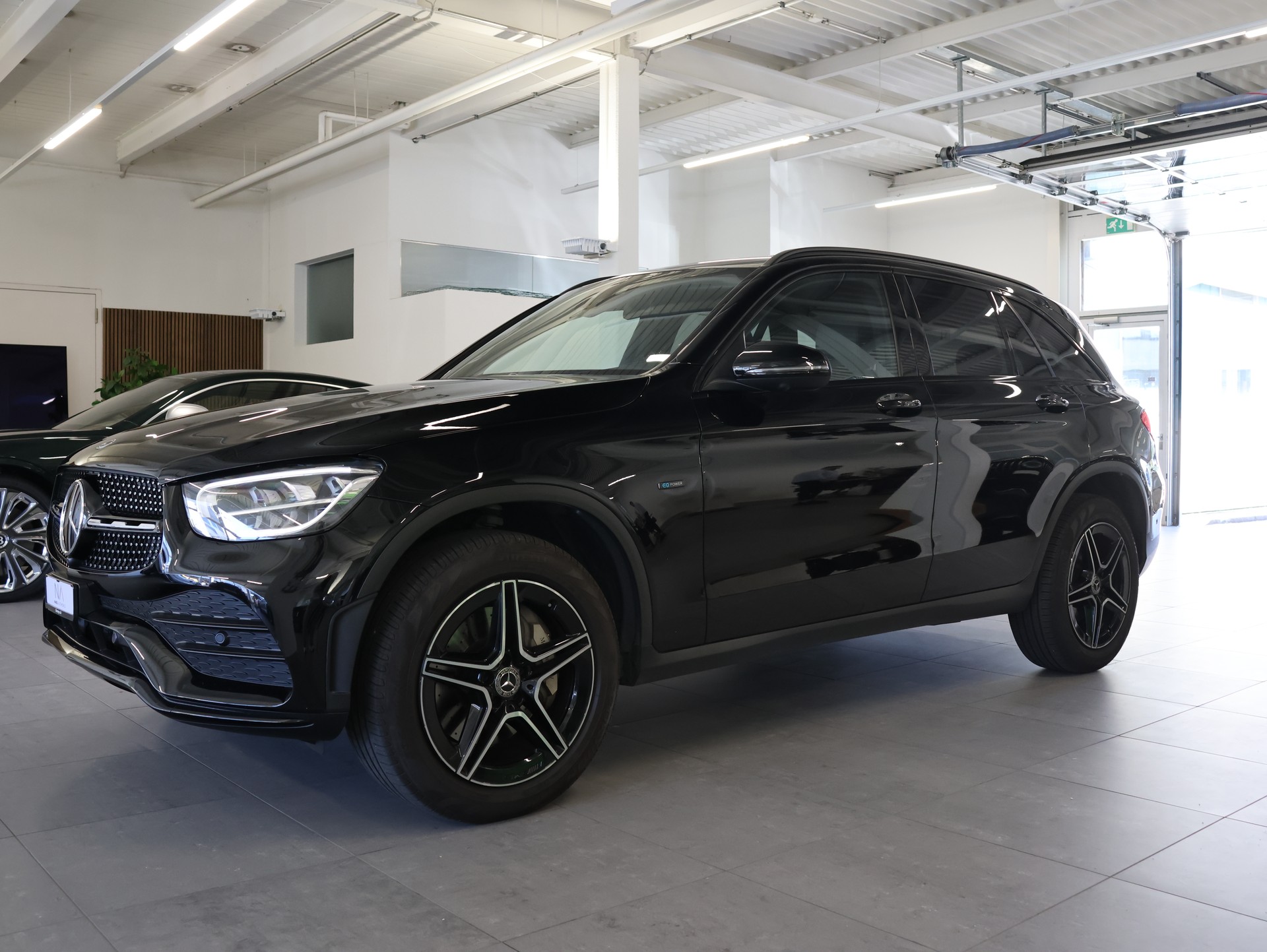 MERCEDES-BENZ GLC 300 de AMG Line 4Matic 9G-Tronic-showroom-element-3