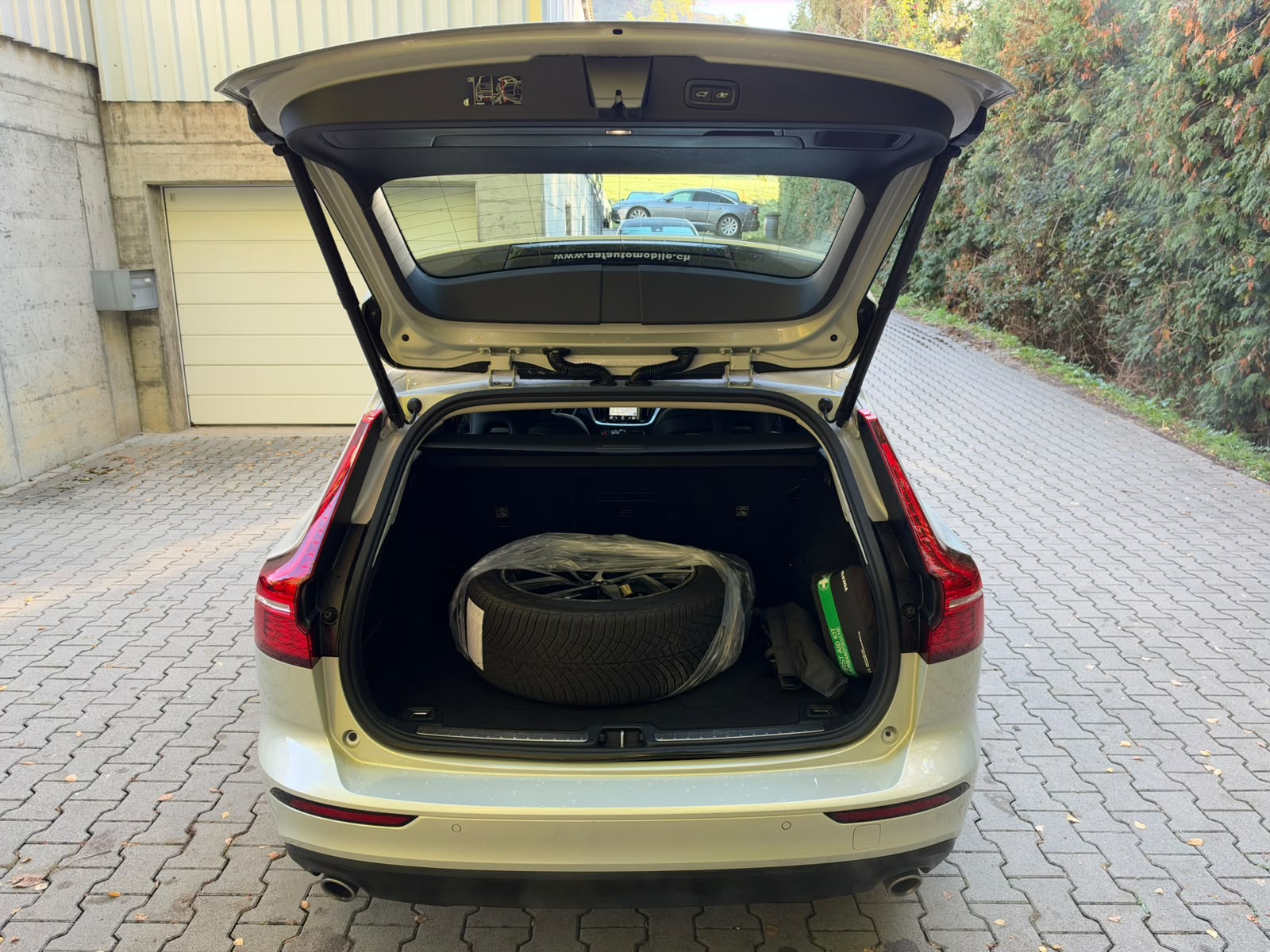 VOLVO V60 T5 Momentum Geartronic-image-12