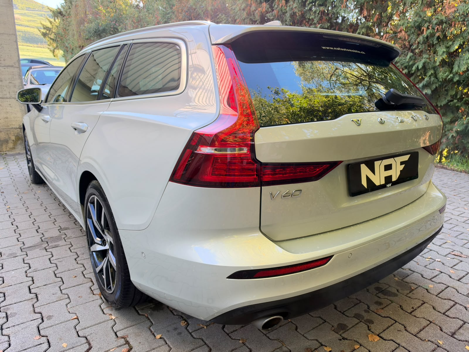 VOLVO V60 T5 Momentum Geartronic-image-2