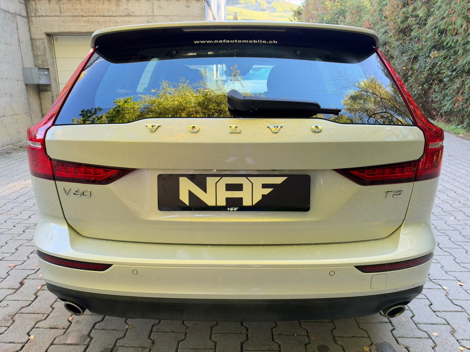 VOLVO V60 T5 Momentum Geartronic-image-3