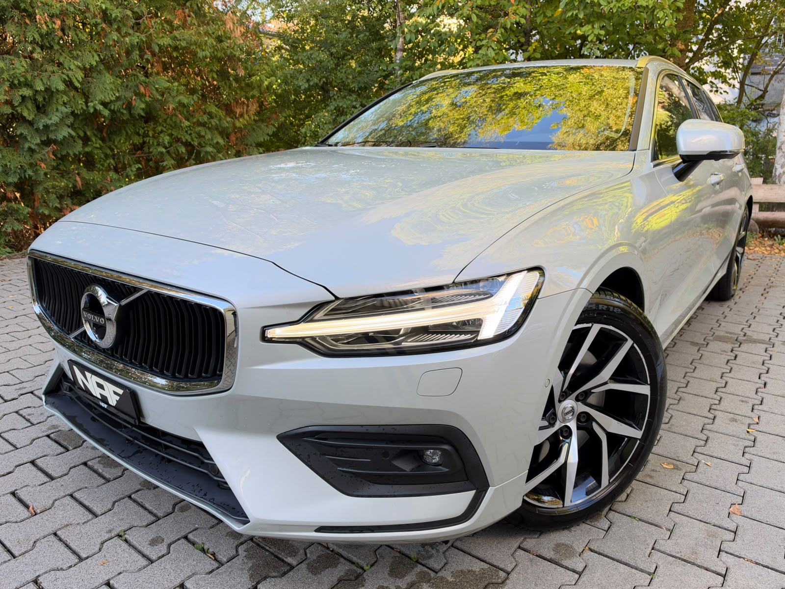 VOLVO V60 T5 Momentum Geartronic-image-0