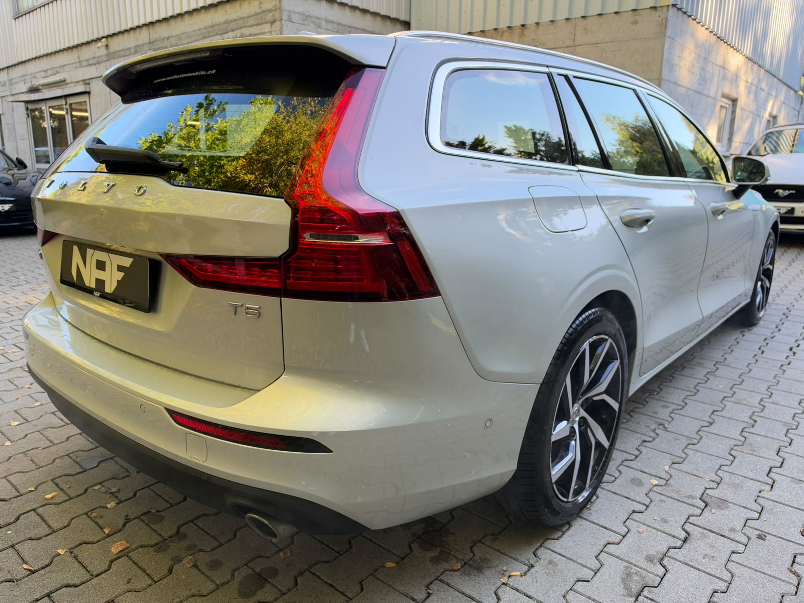 VOLVO V60 T5 Momentum Geartronic-image-4
