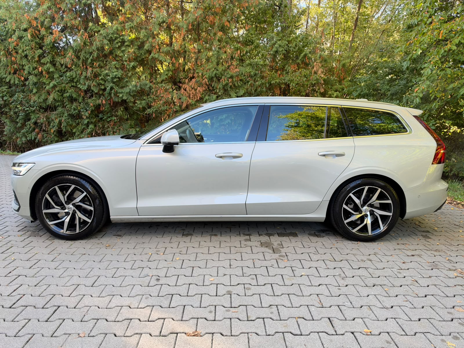 VOLVO V60 T5 Momentum Geartronic-image-1