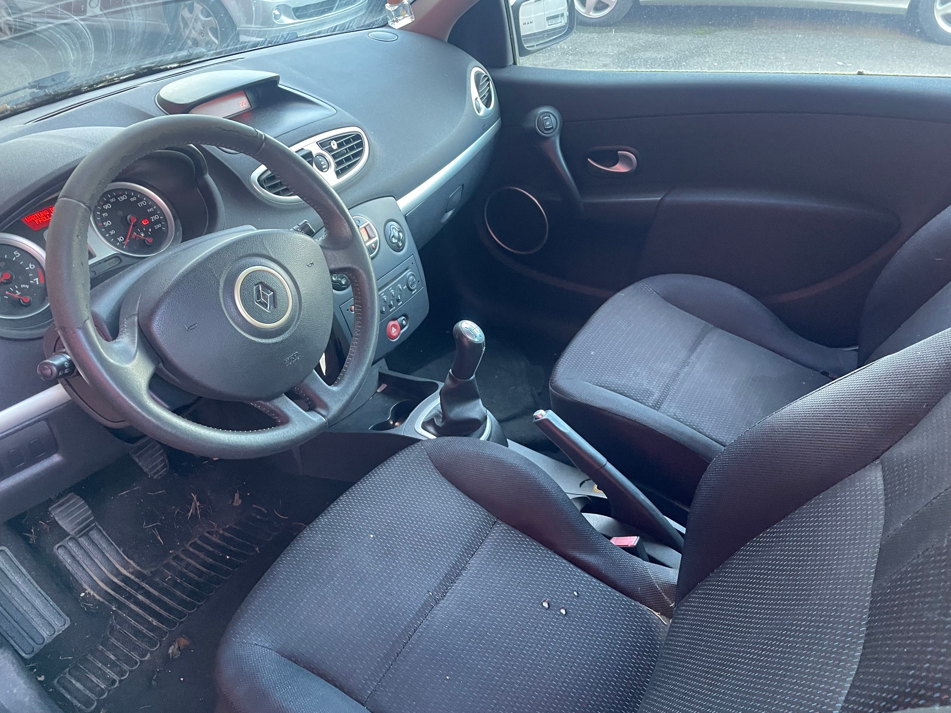 RENAULT Clio 1.6 16V Privilège-image-3