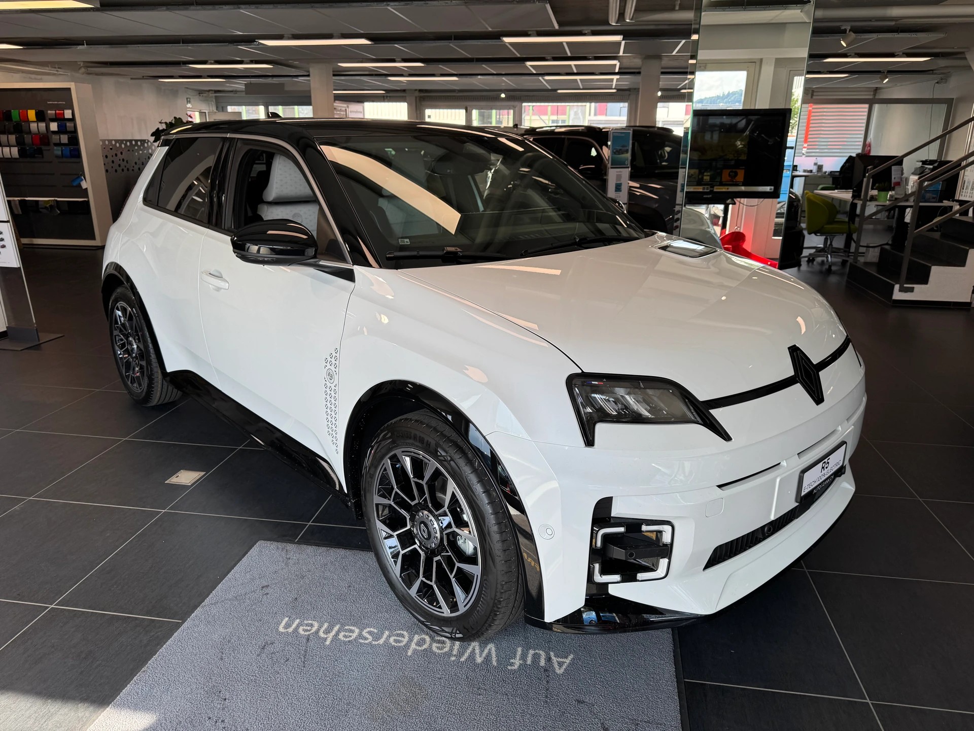 RENAULT R5 E-Tech Roland Garros 52kwh Comfort Range-image-0