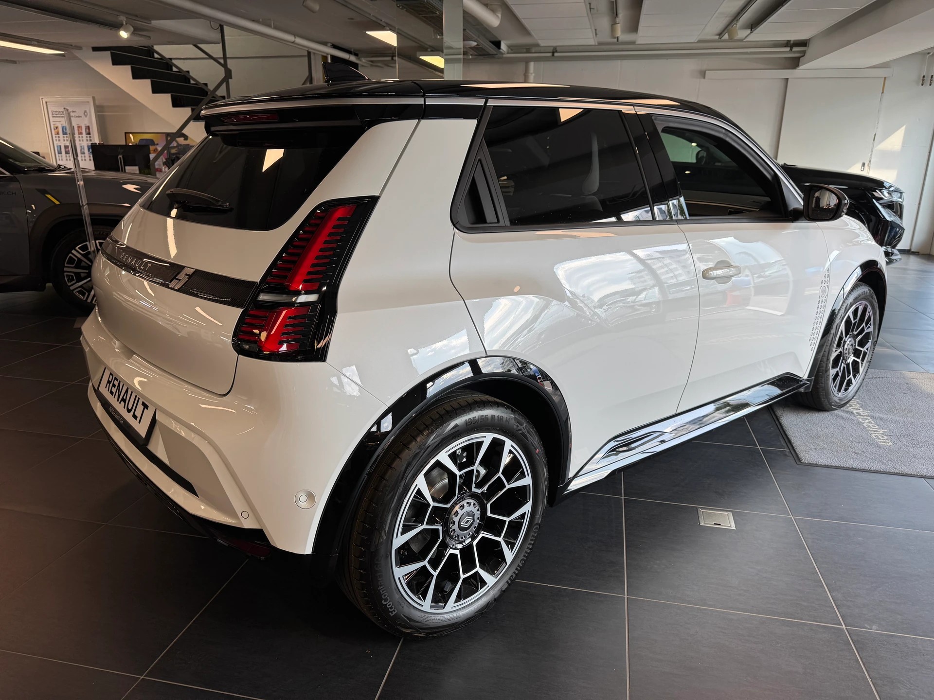 RENAULT R5 E-Tech Roland Garros 52kwh Comfort Range-image-6