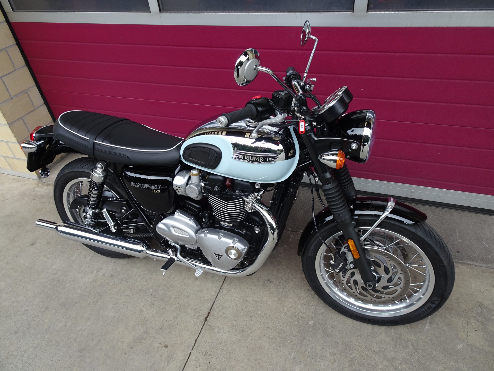 TRIUMPH Bonneville T120-image-15