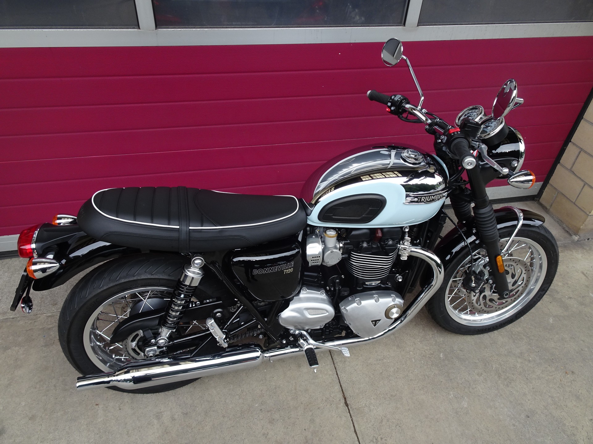 TRIUMPH Bonneville T120-image-14
