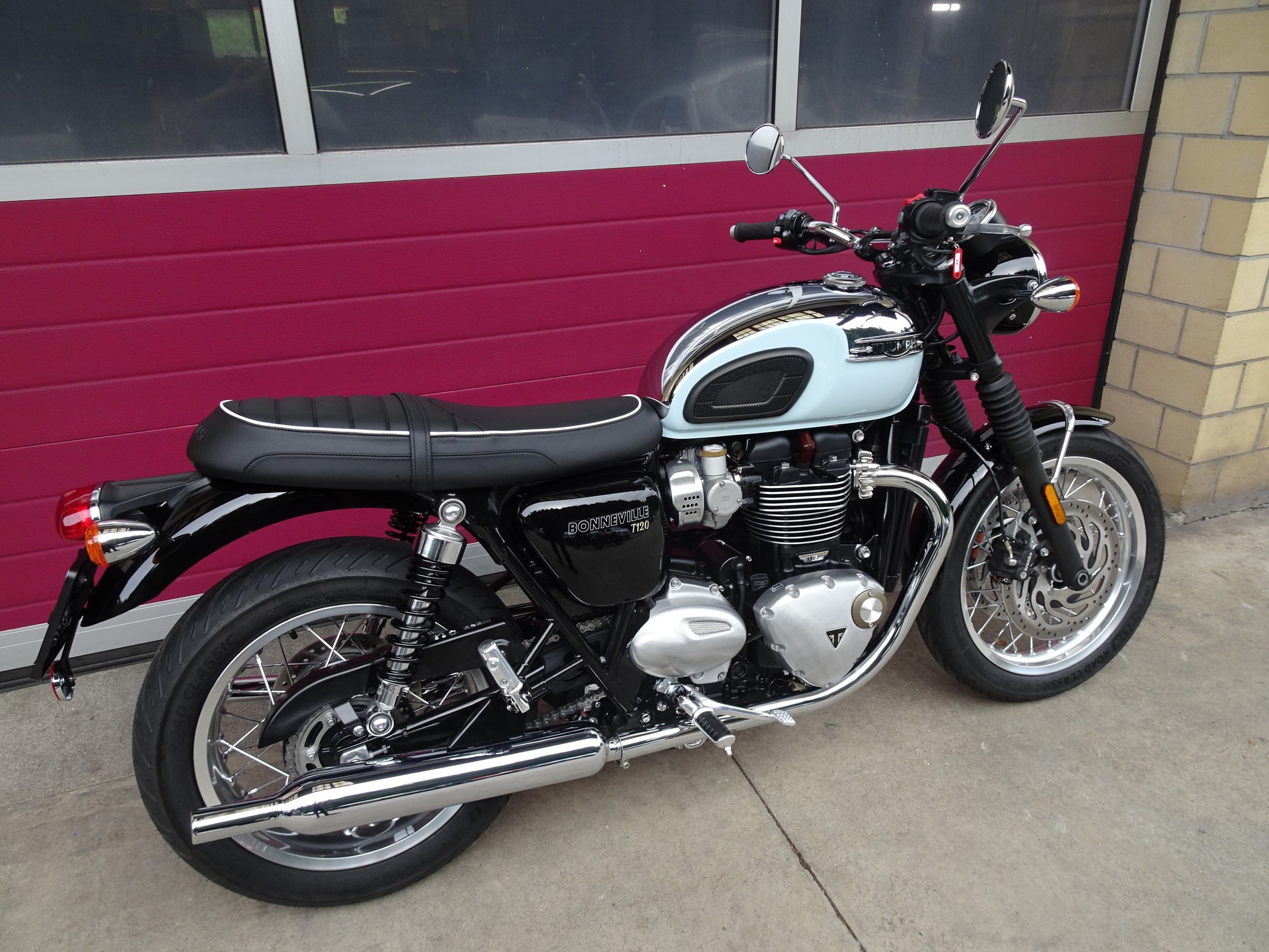 TRIUMPH Bonneville T120-showroom-element-3