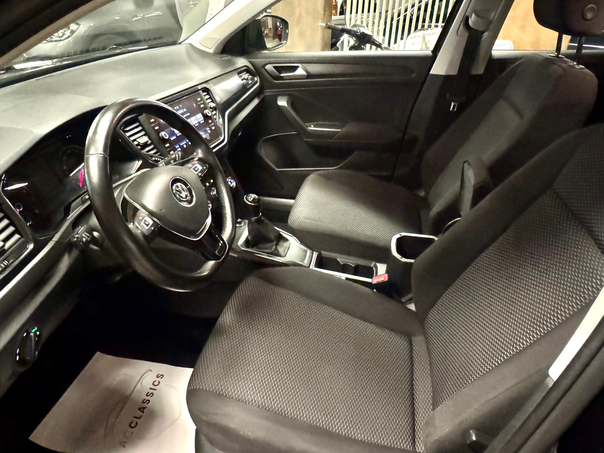 VW T-Roc 1.0 TSI Advance-image-24