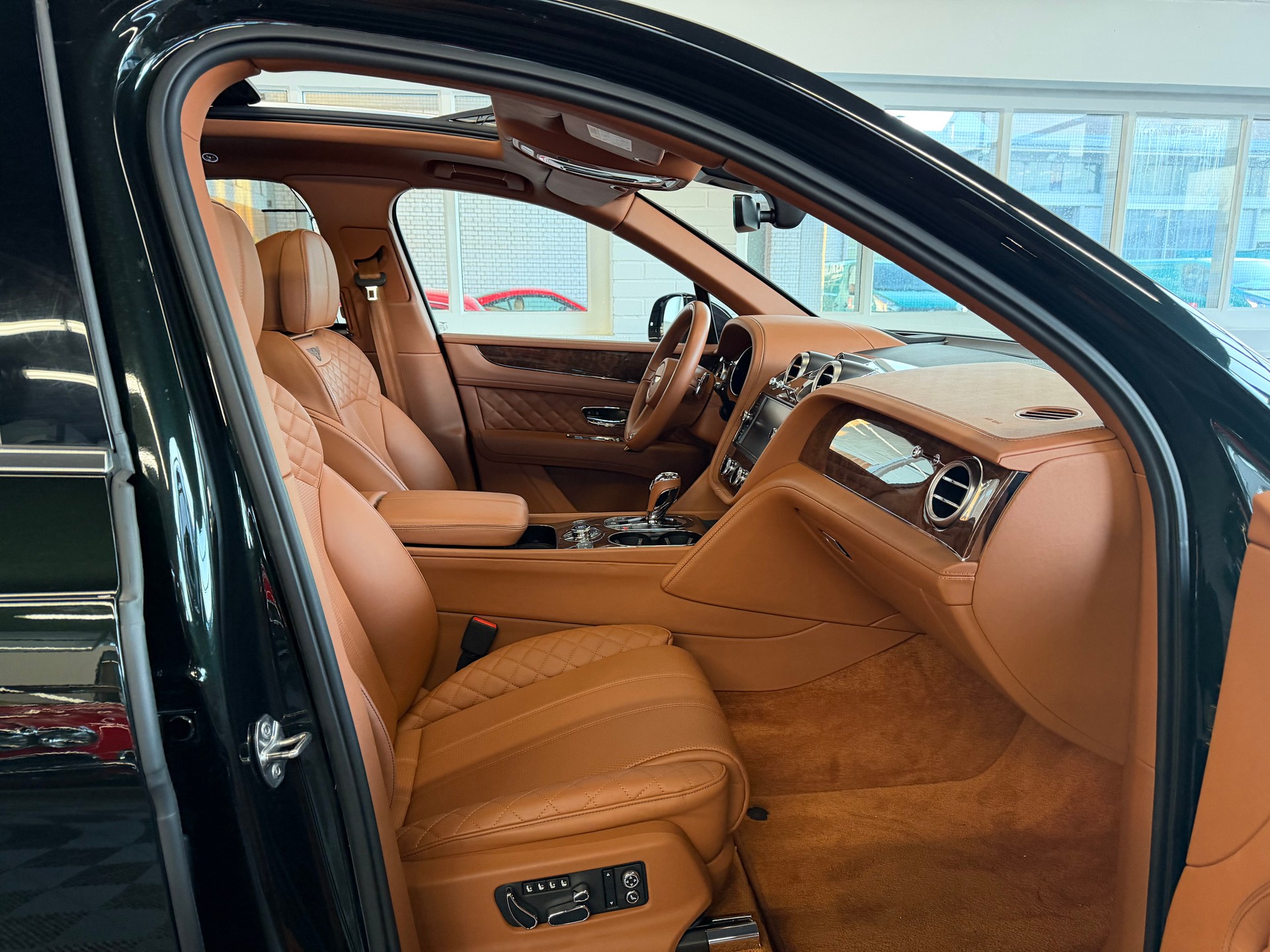 BENTLEY Bentayga 435 PS V8 Diesel 4X4 * GREEN / GRÜN *-image-7