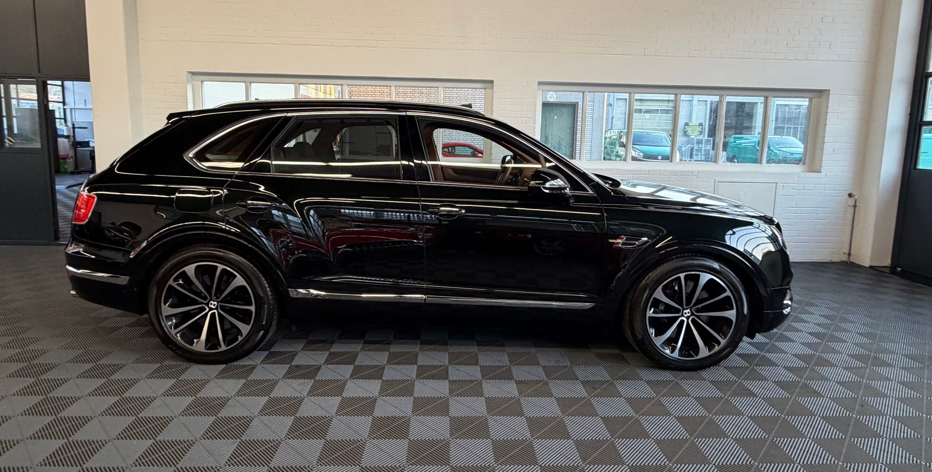 BENTLEY Bentayga 435 PS V8 Diesel 4X4 * GREEN / GRÜN *-showroom-element-1