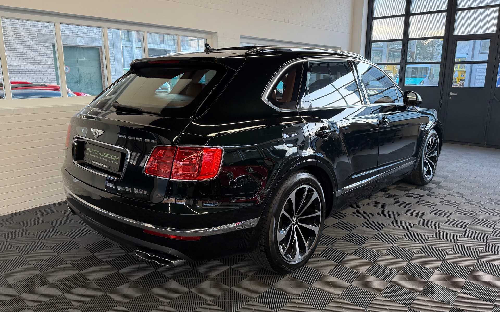 BENTLEY Bentayga 435 PS V8 Diesel 4X4 * GREEN / GRÜN *-showroom-element-2