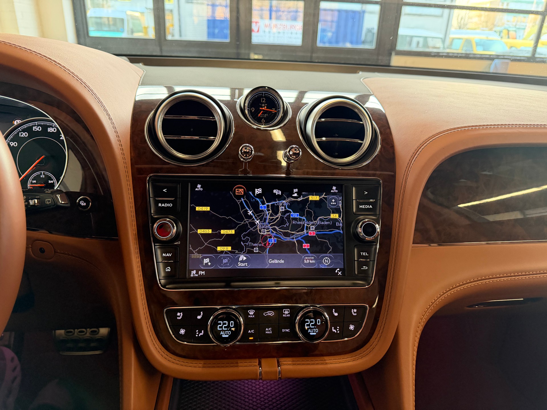 BENTLEY Bentayga 435 PS V8 Diesel 4X4 * GREEN / GRÜN *-image-21