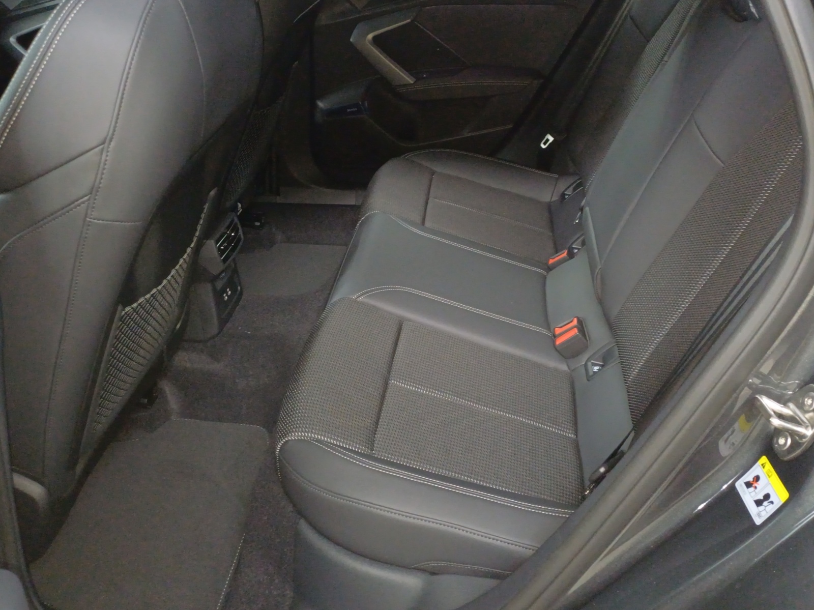 AUDI A3 Sportback TFSI 110 kW S line Attraction S tronic-image-11