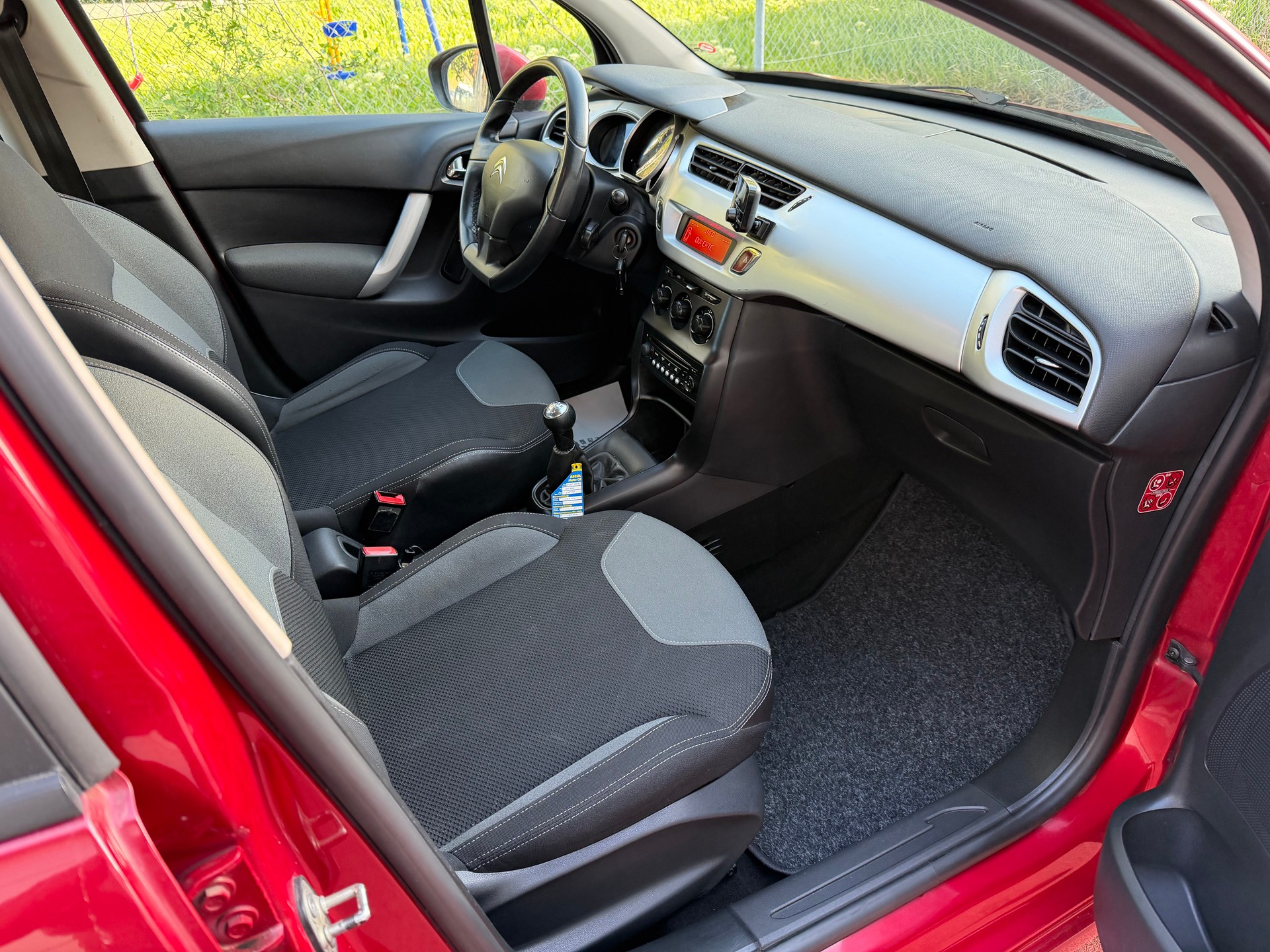CITROEN C3 1.4i 16V Swiss Style-image-9