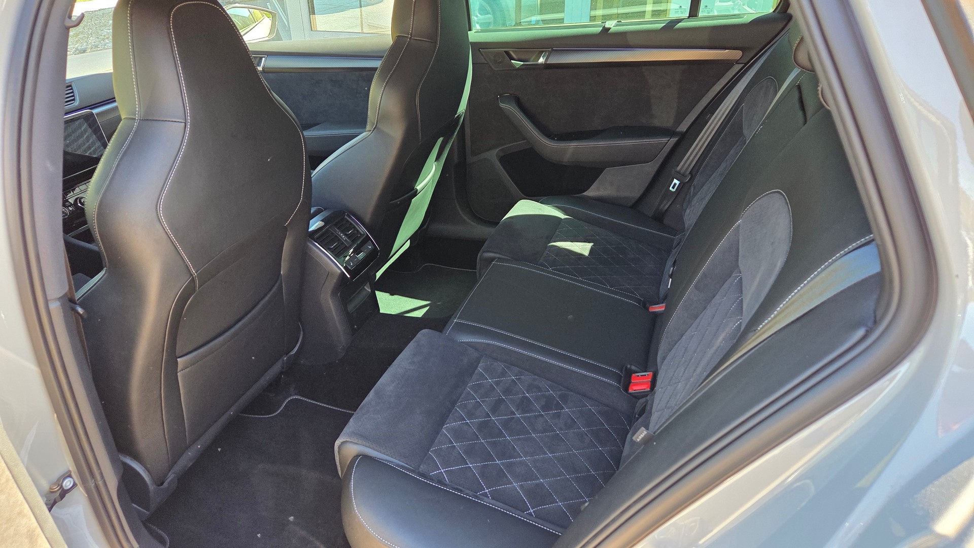 SKODA Superb Combi 2.0 TSI SportLine 4x4 DSG-image-8