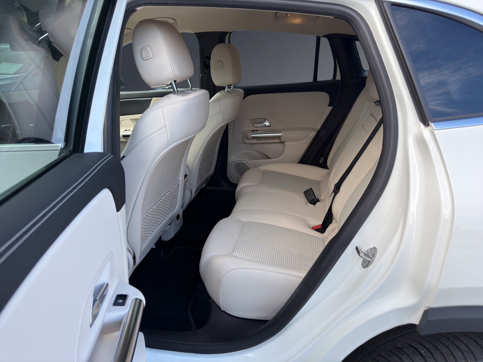 MERCEDES-BENZ EQA 250-image-10