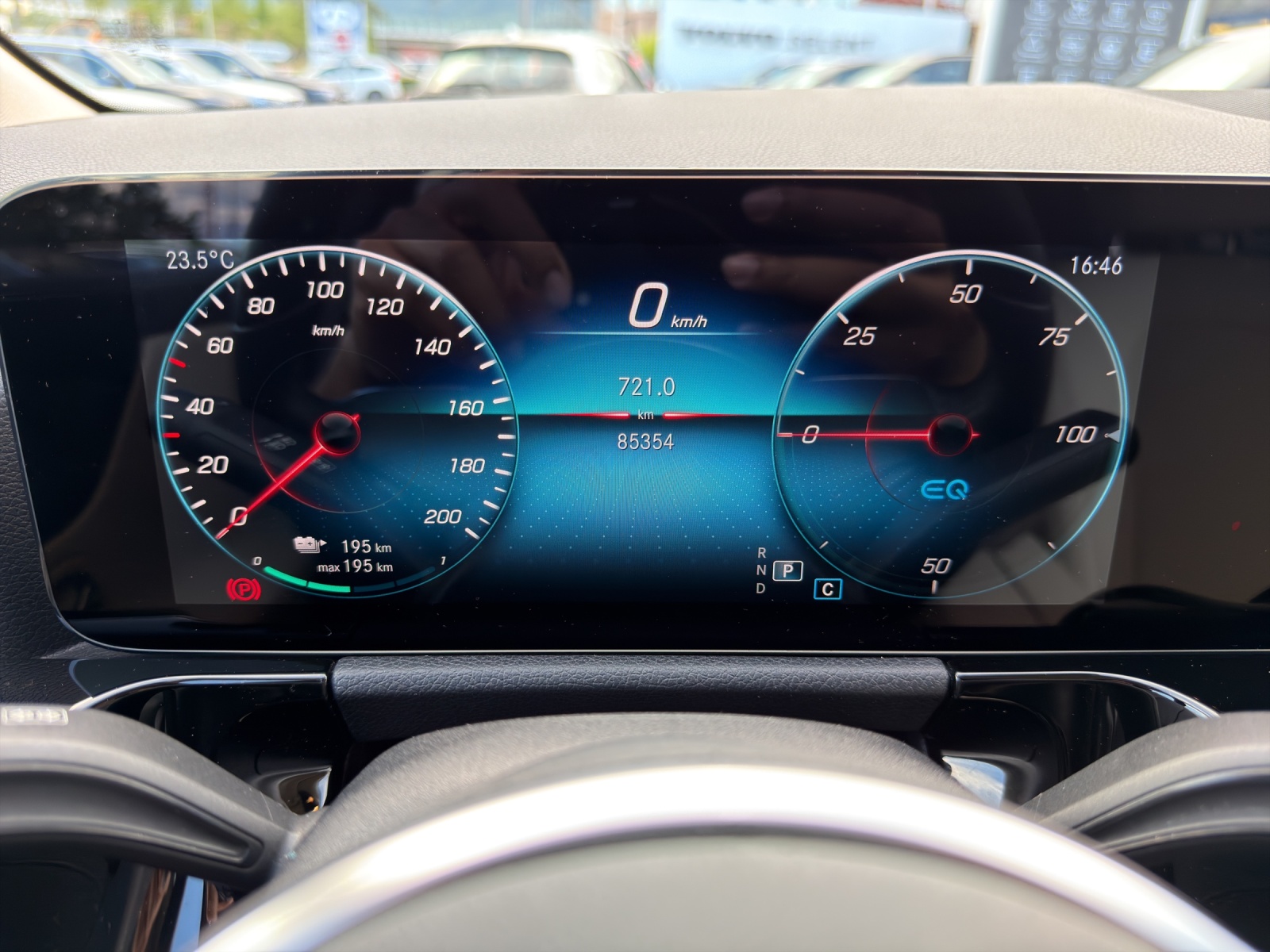 MERCEDES-BENZ EQA 250-image-13