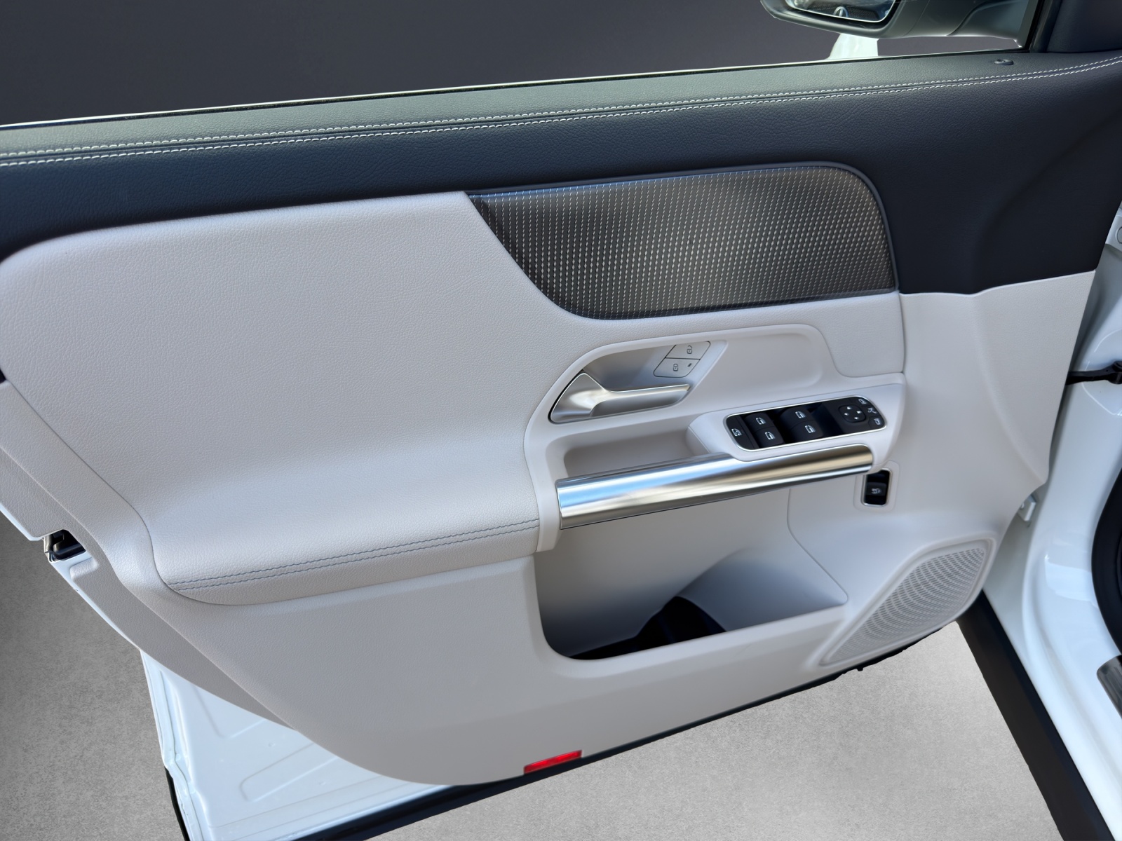 MERCEDES-BENZ EQA 250-image-12