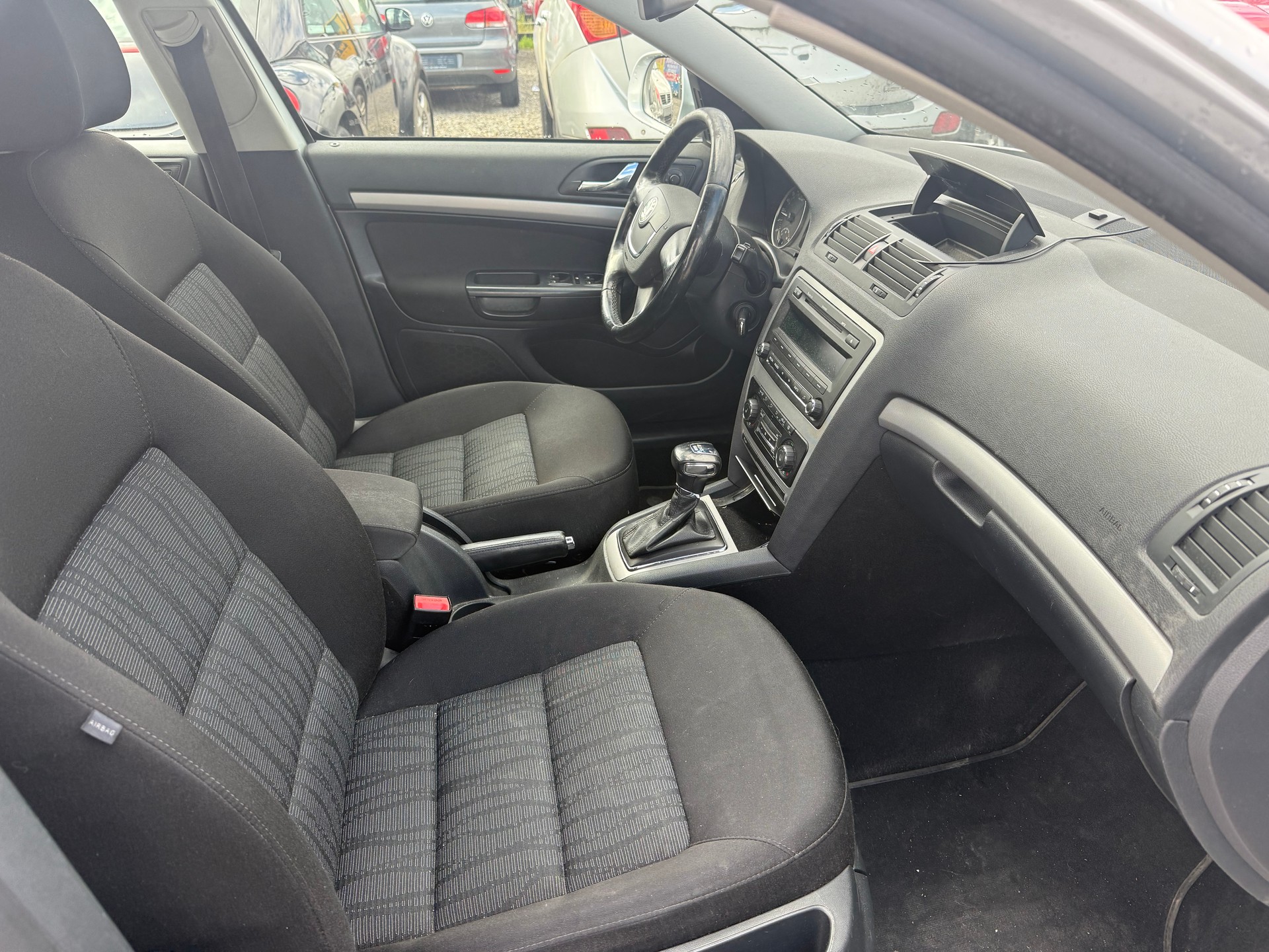 SKODA Octavia Combi 2.0 TDI Arosa 4x4 DSG-image-4