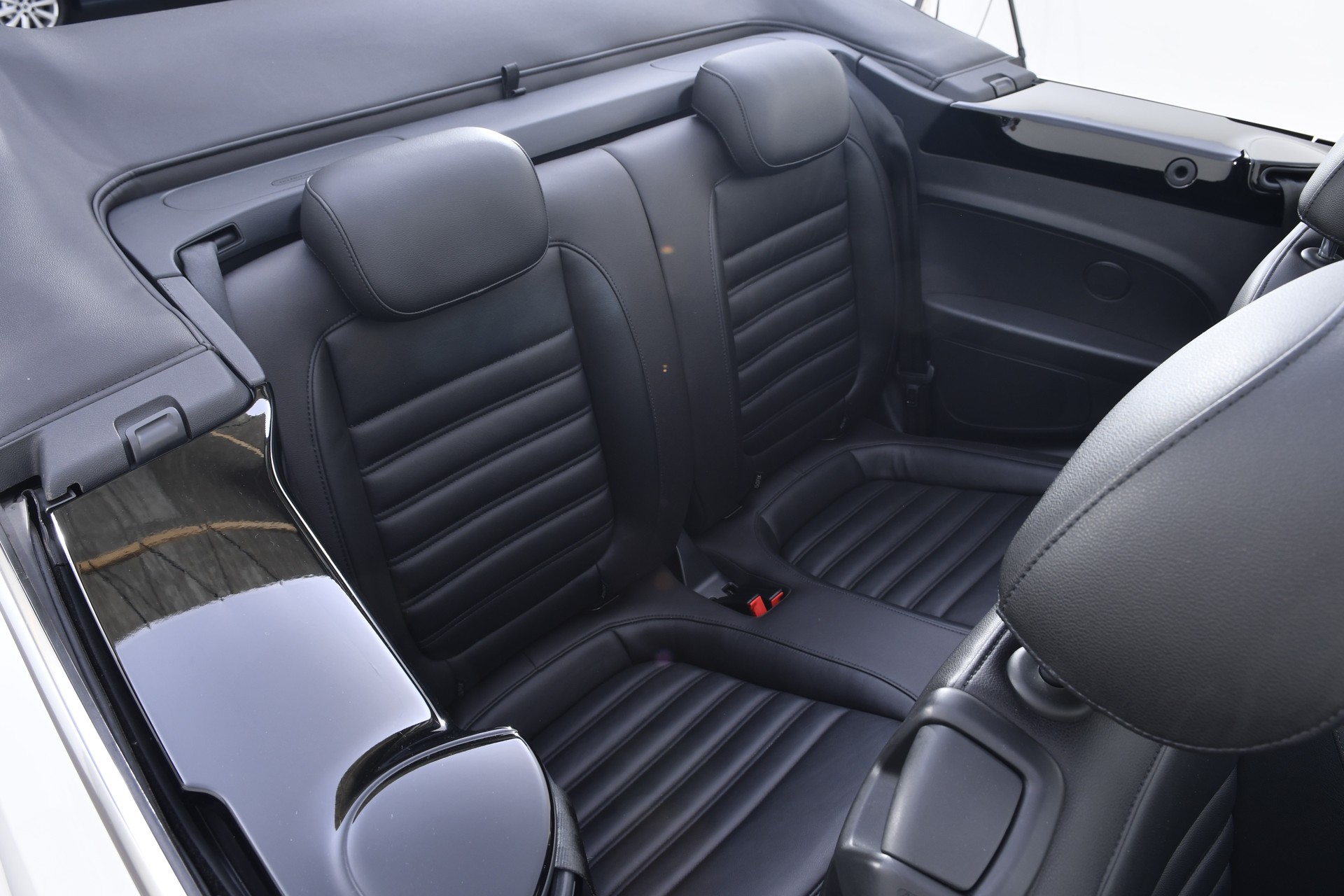 VW Beetle Cabrio 2.0 TSI Sport DSG-image-16