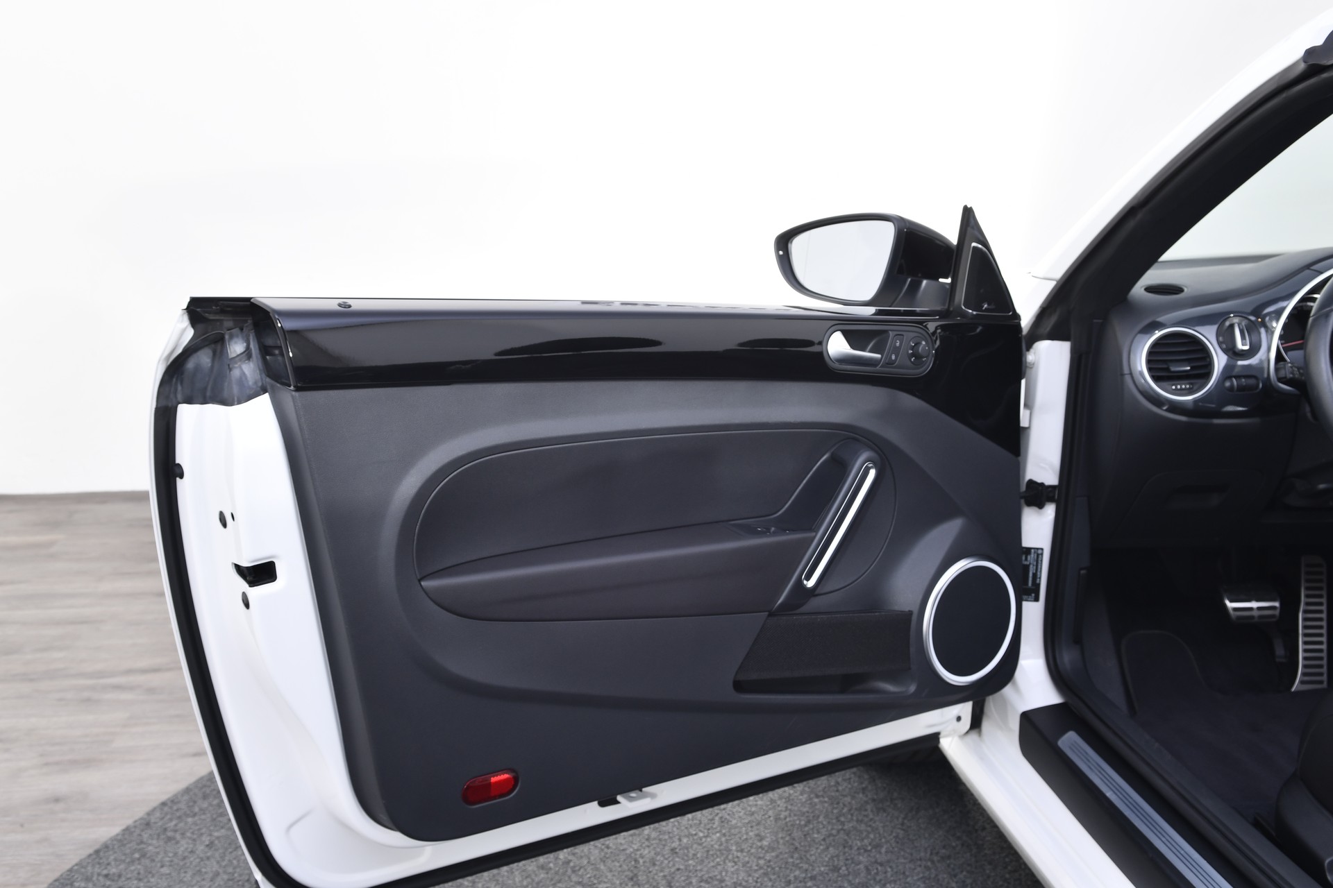 VW Beetle Cabrio 2.0 TSI Sport DSG-image-8