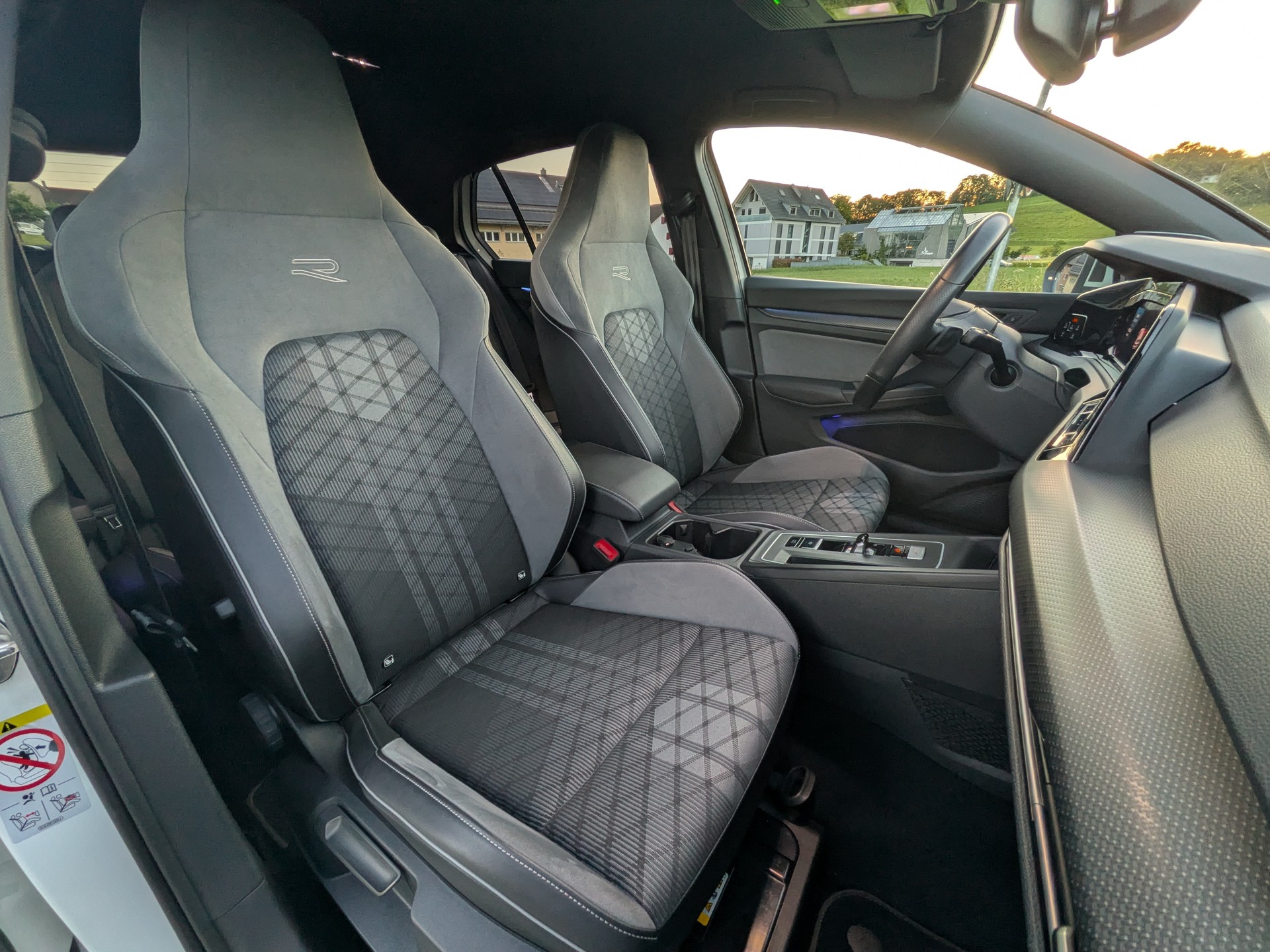 VW Golf 1.5 eTSI mHEV ACT R-Line DSG-image-12